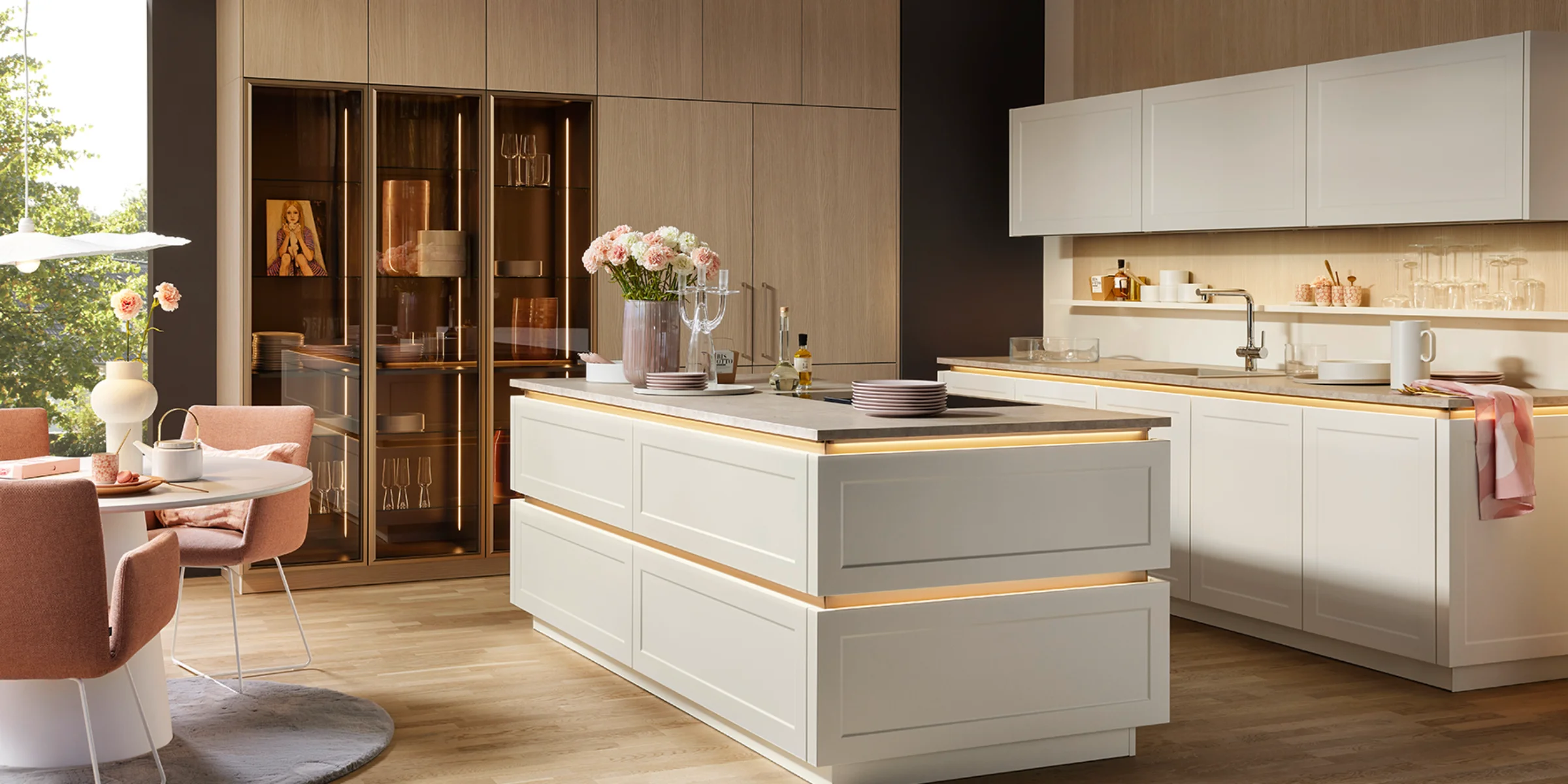 Helle Nolte Landhausküche RAVENNA LACK in Magnolia mit Insel und LEAF Holzoptik