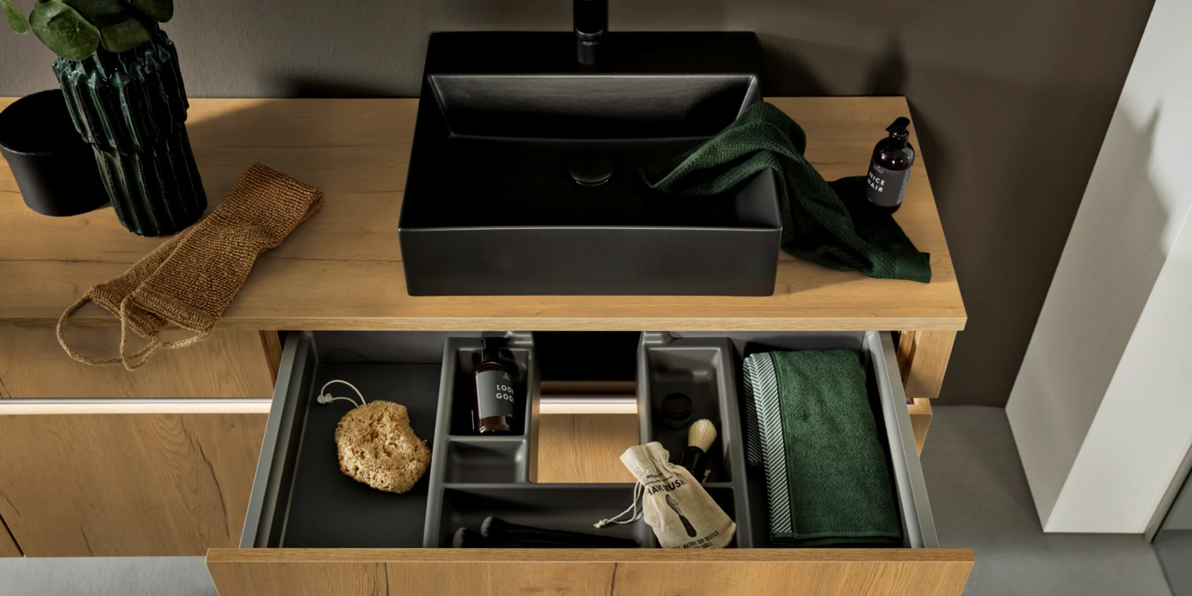 Ein modernes Badezimmer mit Holzschrank und schwarzen Waschbecken, Nolte SPA.