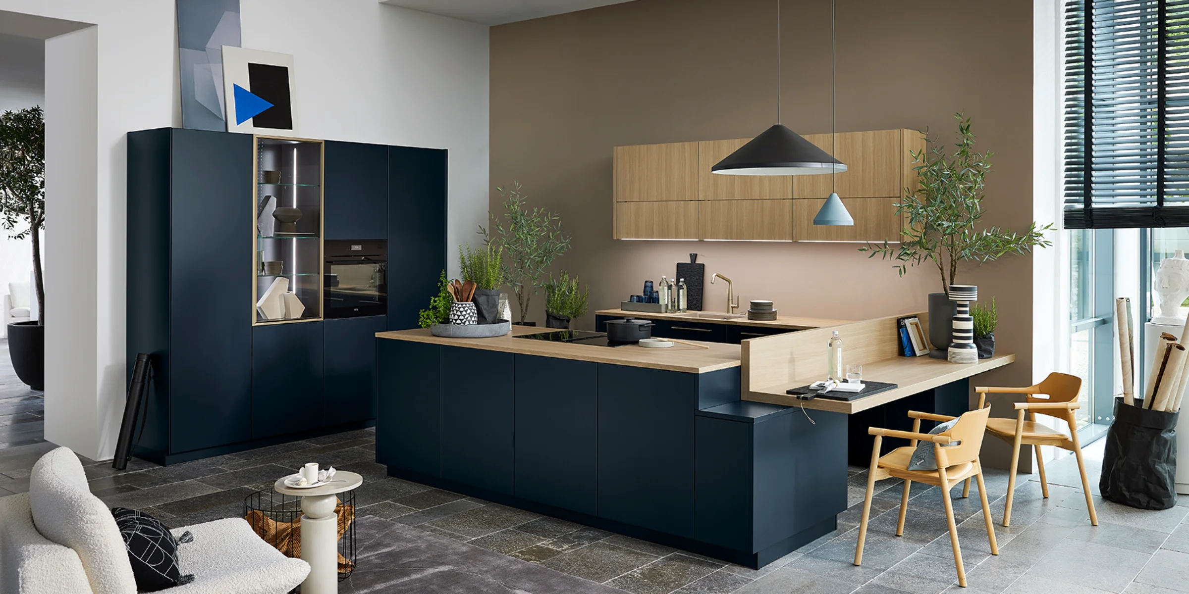 Eine moderne Küche mit dunklen Schränken und Holzakzenten, gestaltet von Nolte Küchen.