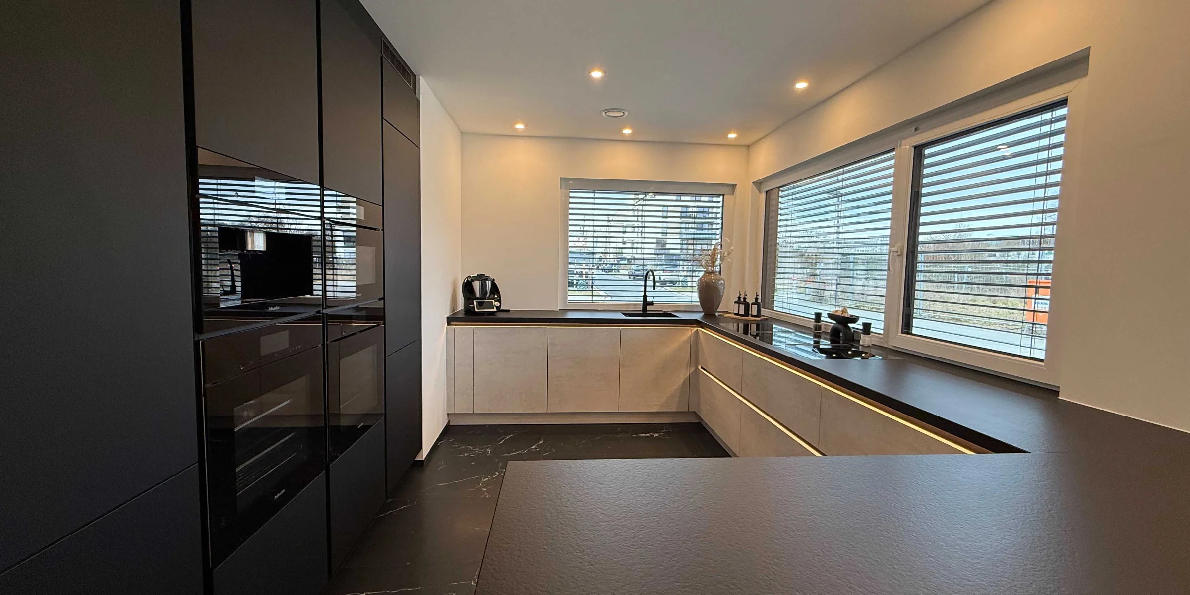 Una cucina moderna con superfici eleganti e elettrodomestici. Nolte Küchen.