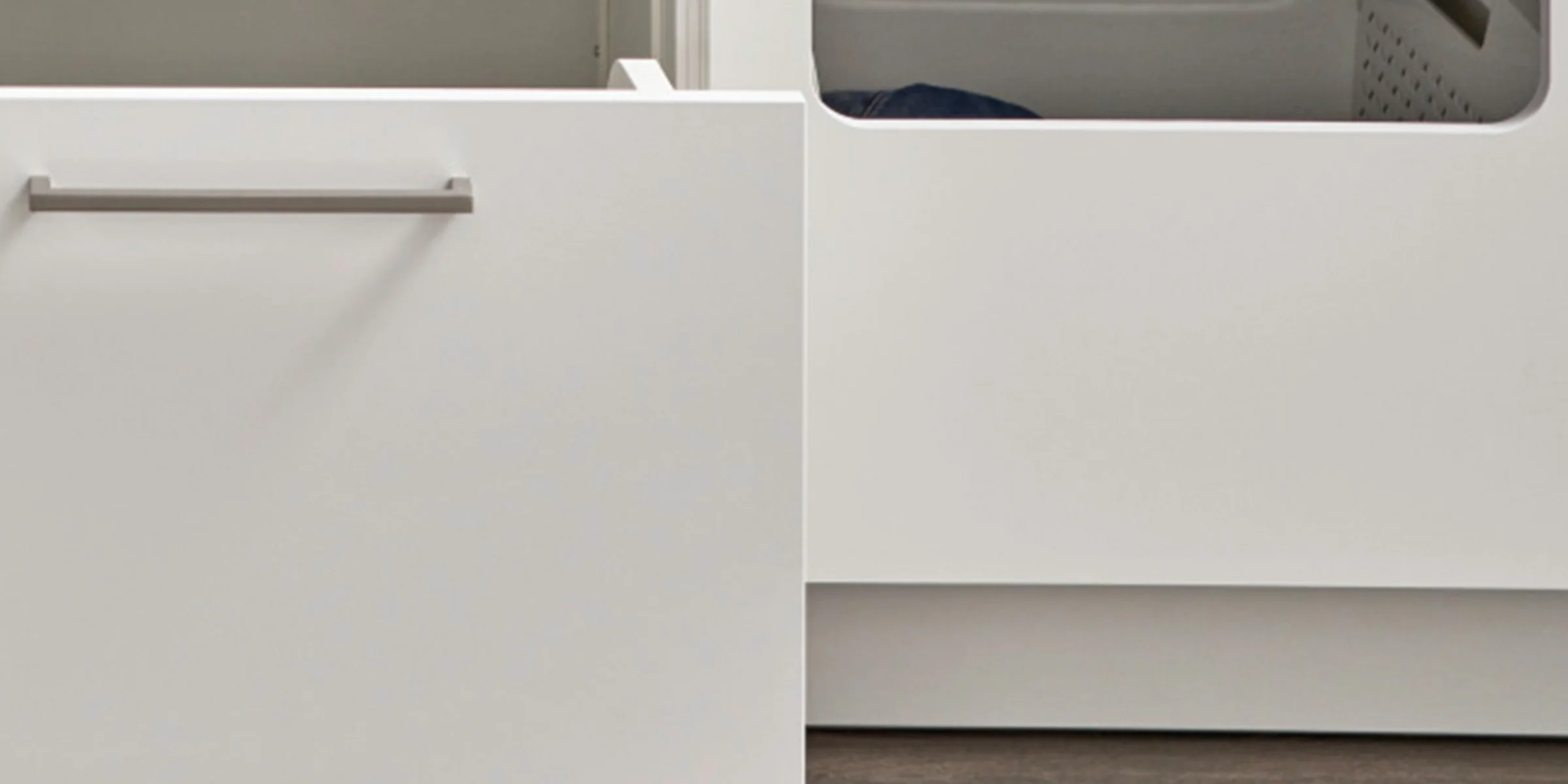 Ein geöffneter Schrank und Schublade in einer modernen Küche von Nolte Küchen.