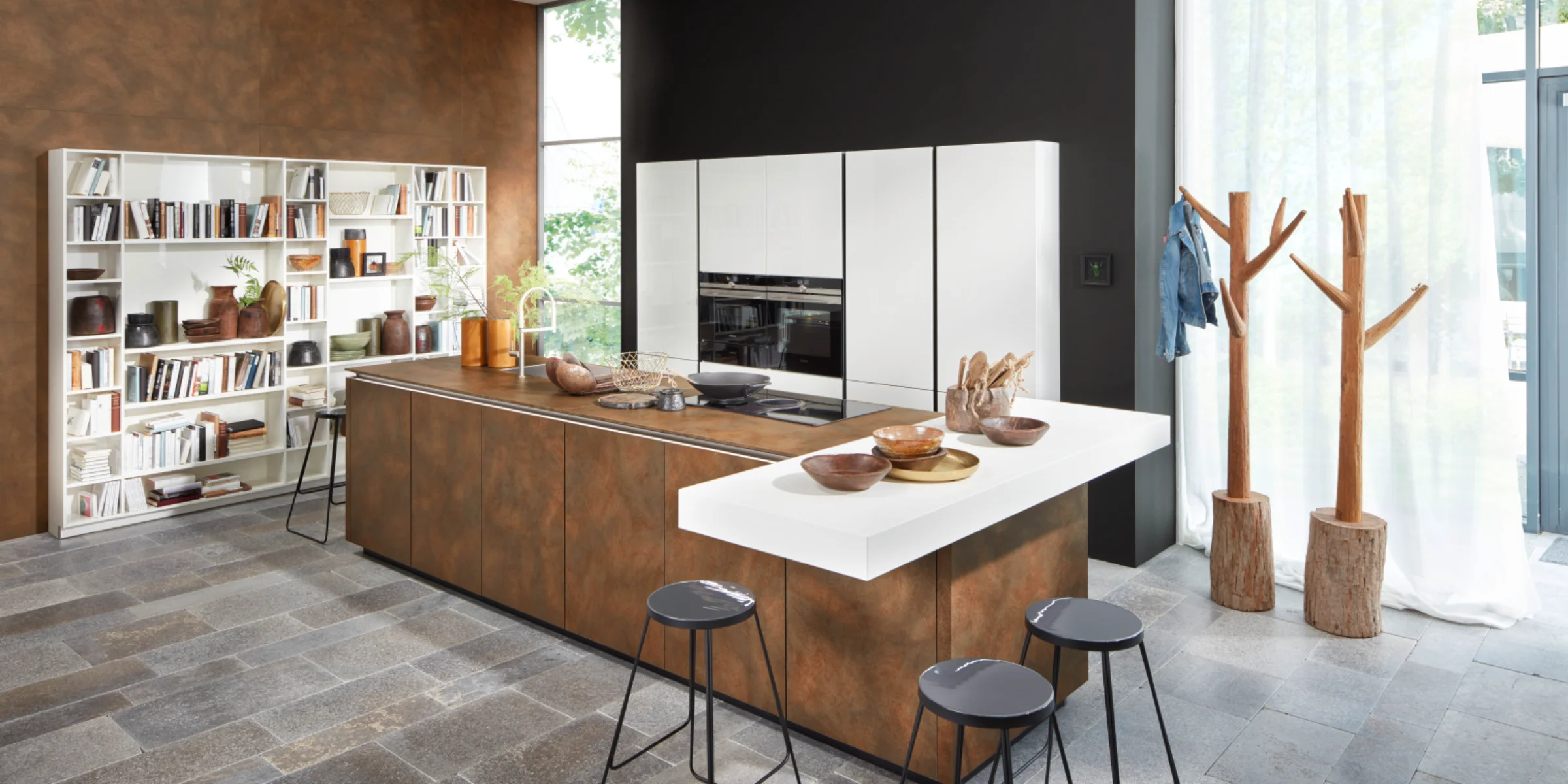 Moderne Nolte Küche mit Kücheninsel in FERRO Cortenstahl und Hochschränken in NOVA LACK Weiß Hochglanz – stilvolle Kombination aus industriellem Look und edlem Glanz in offenem Wohnkonzept.