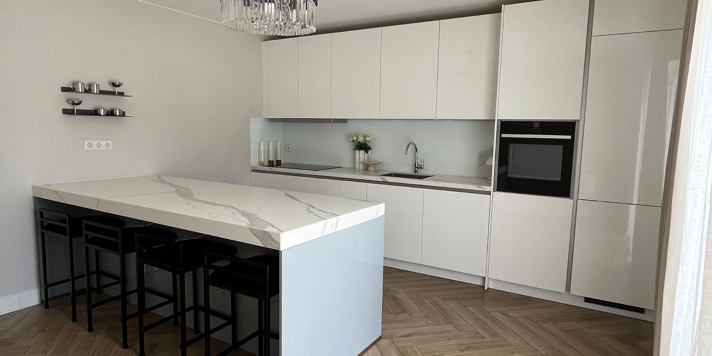 Eine moderne Küche mit weißer Einrichtung und Insel, ausgestattet von Nolte Küchen.