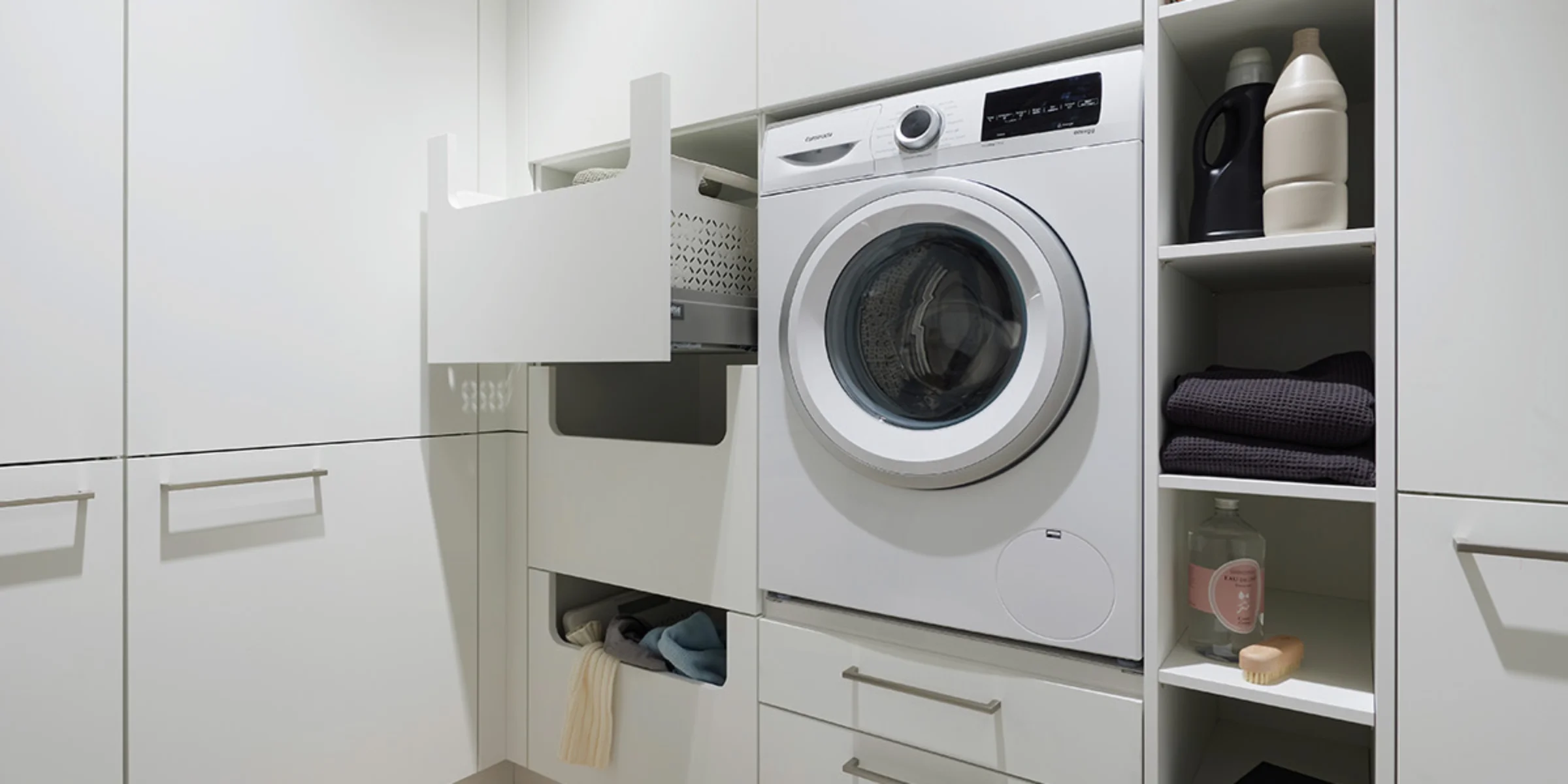 Ein moderner Hauswirtschaftsraum mit Waschmaschine und Stauraum, gestaltet von Nolte Hauswirtschaftsräume.