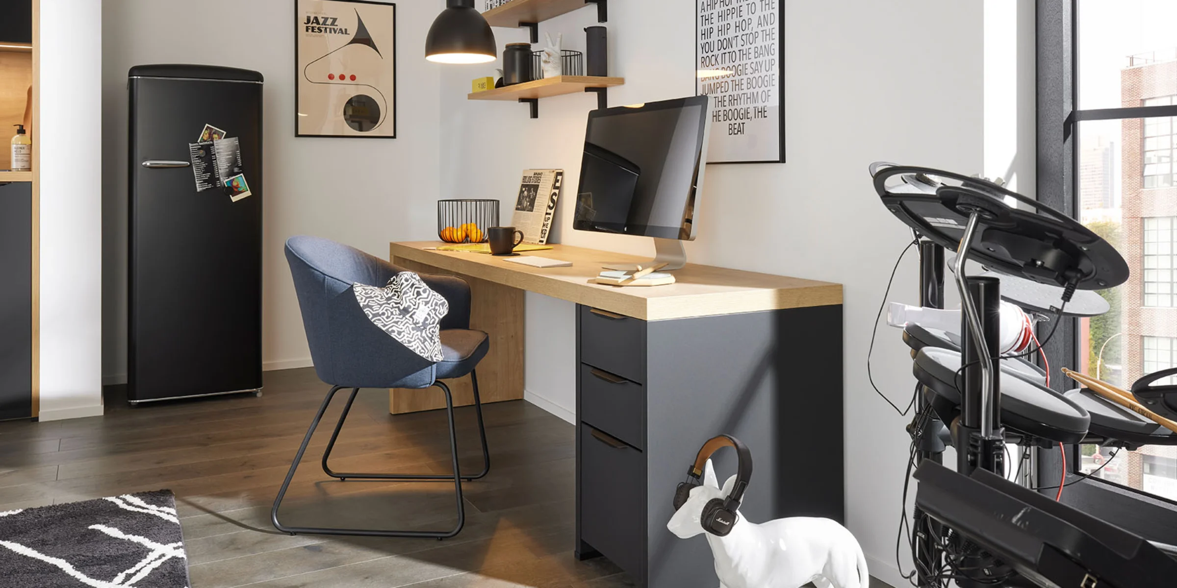 Studio moderno con scrivania, sedia e decorazioni di Nolte Living.