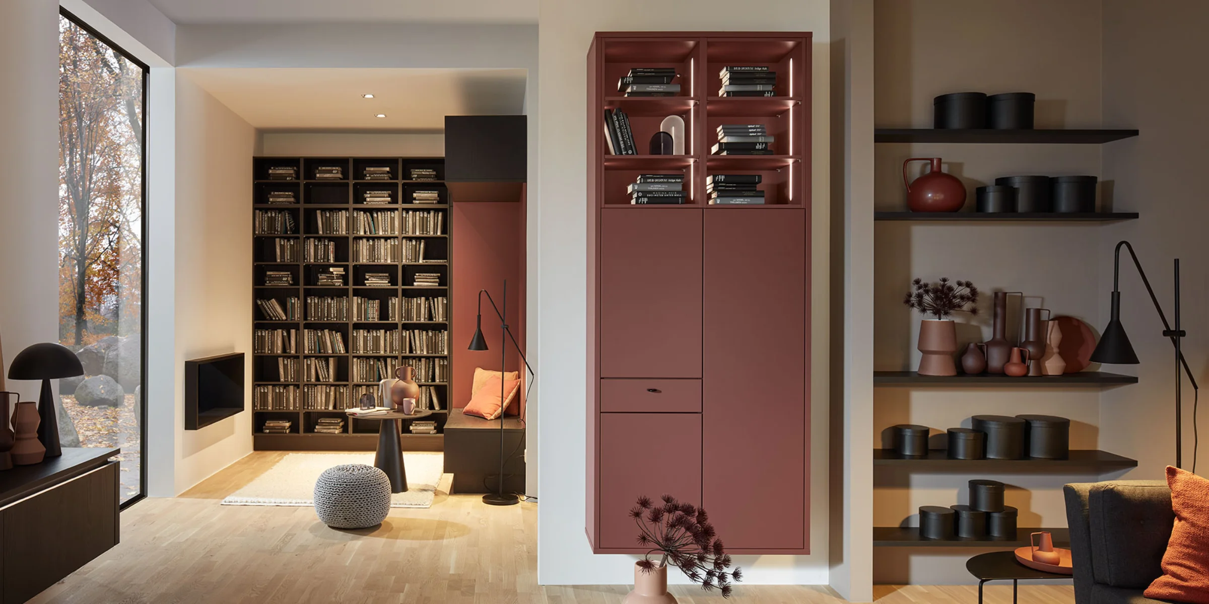 Una sala de estar moderna con estantes y decoraciones, Nolte Living.