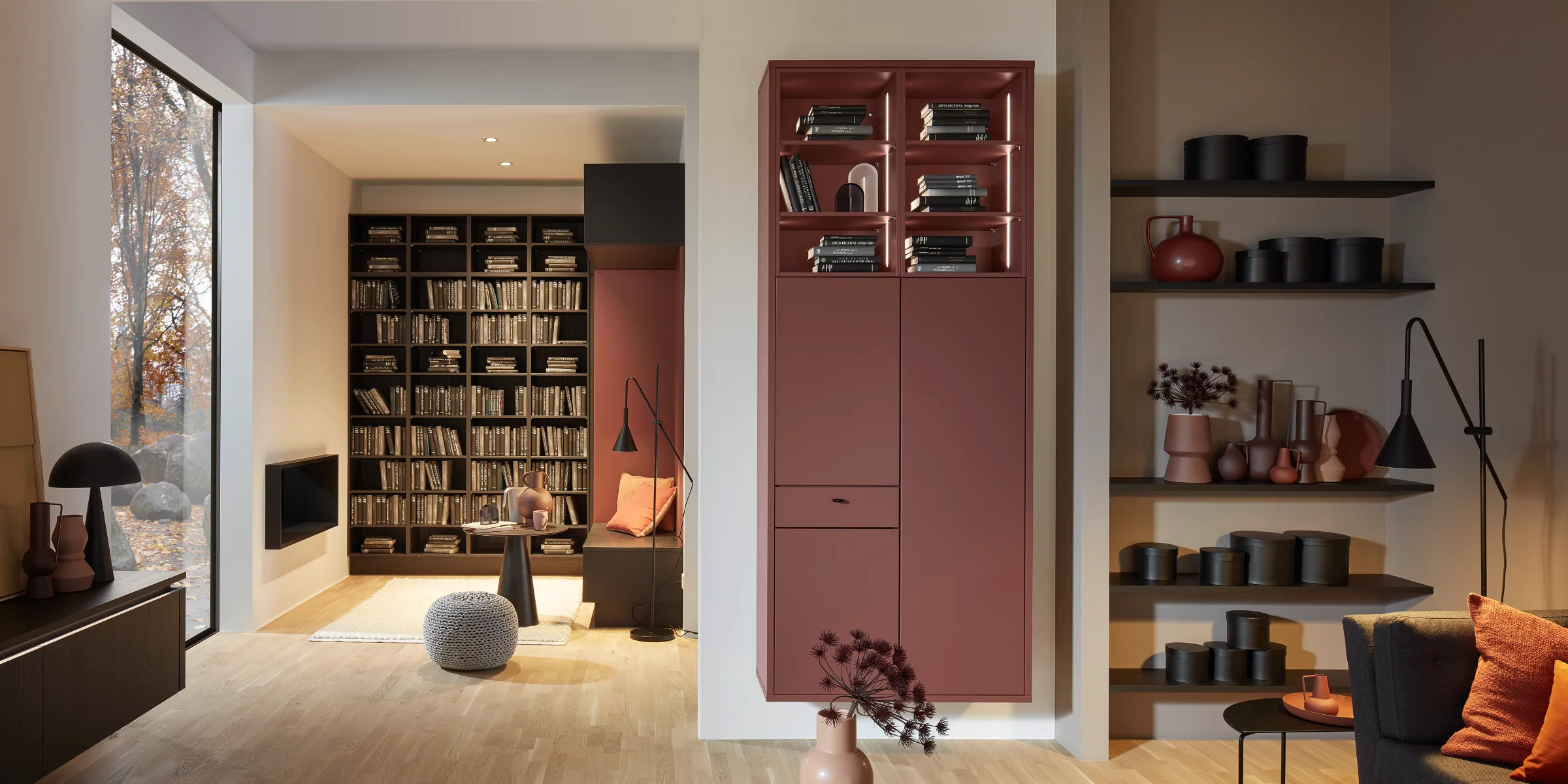 Ein modernes Wohnzimmer mit Regalen und Dekorationen, Nolte Living.