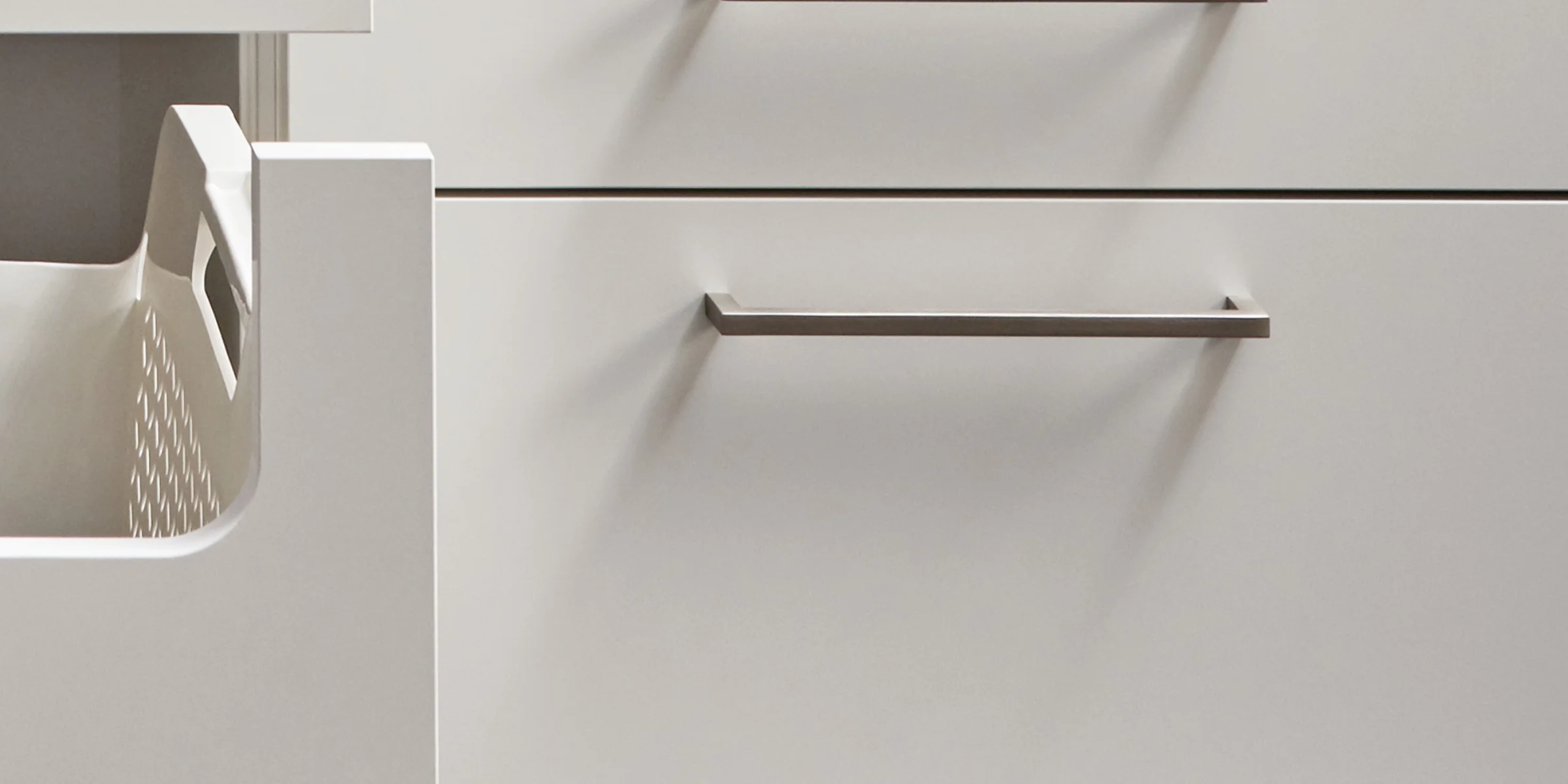 Weiße Küchenschränke mit modernen Griffen, Teil der exklusiven NolteNeo Kollektion von Nolte Küchen.