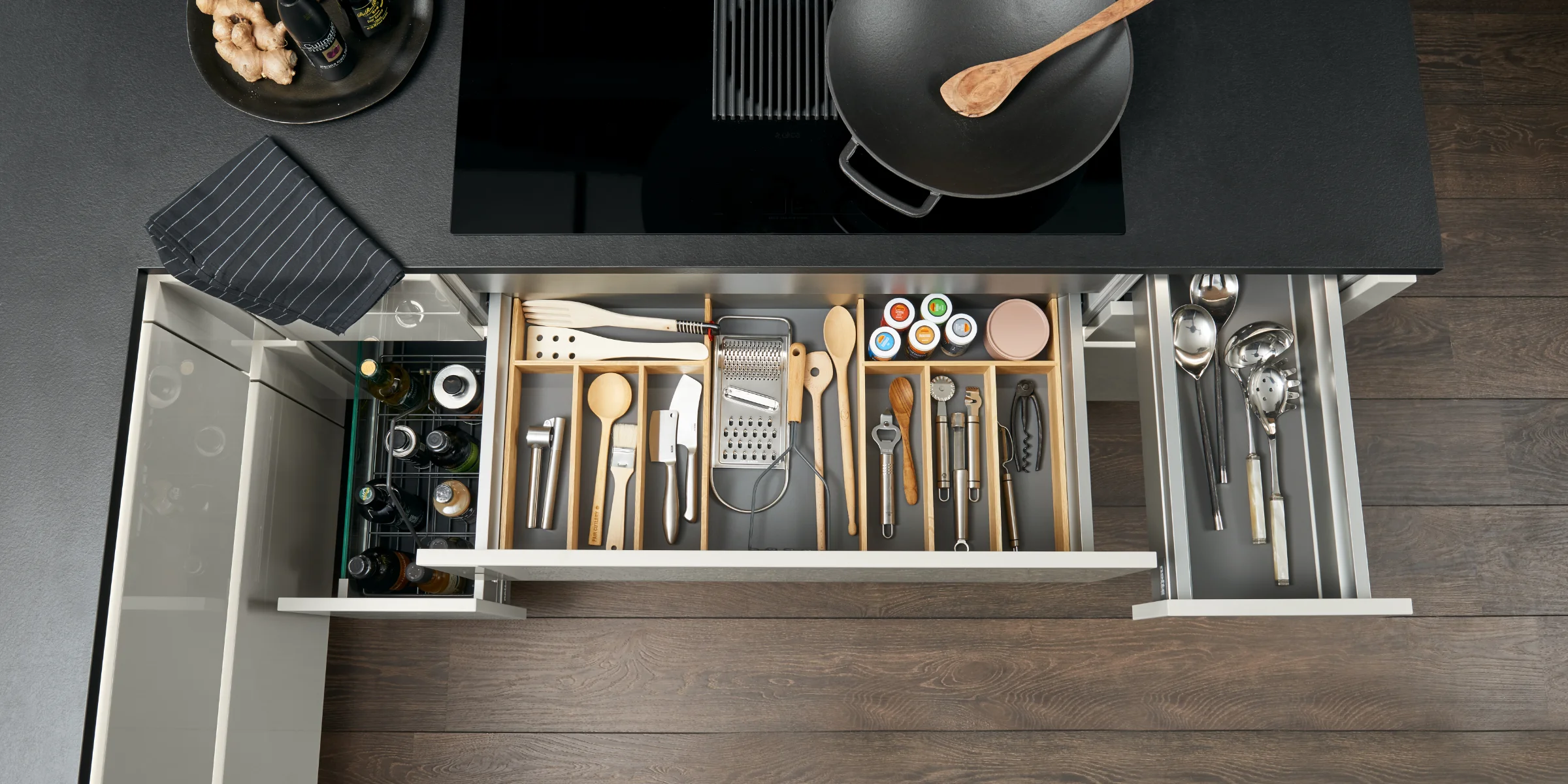 Eine geöffnete Küchenschublade mit geordnetem Besteck und Küchenutensilien, Teil von Nolte Küchen.