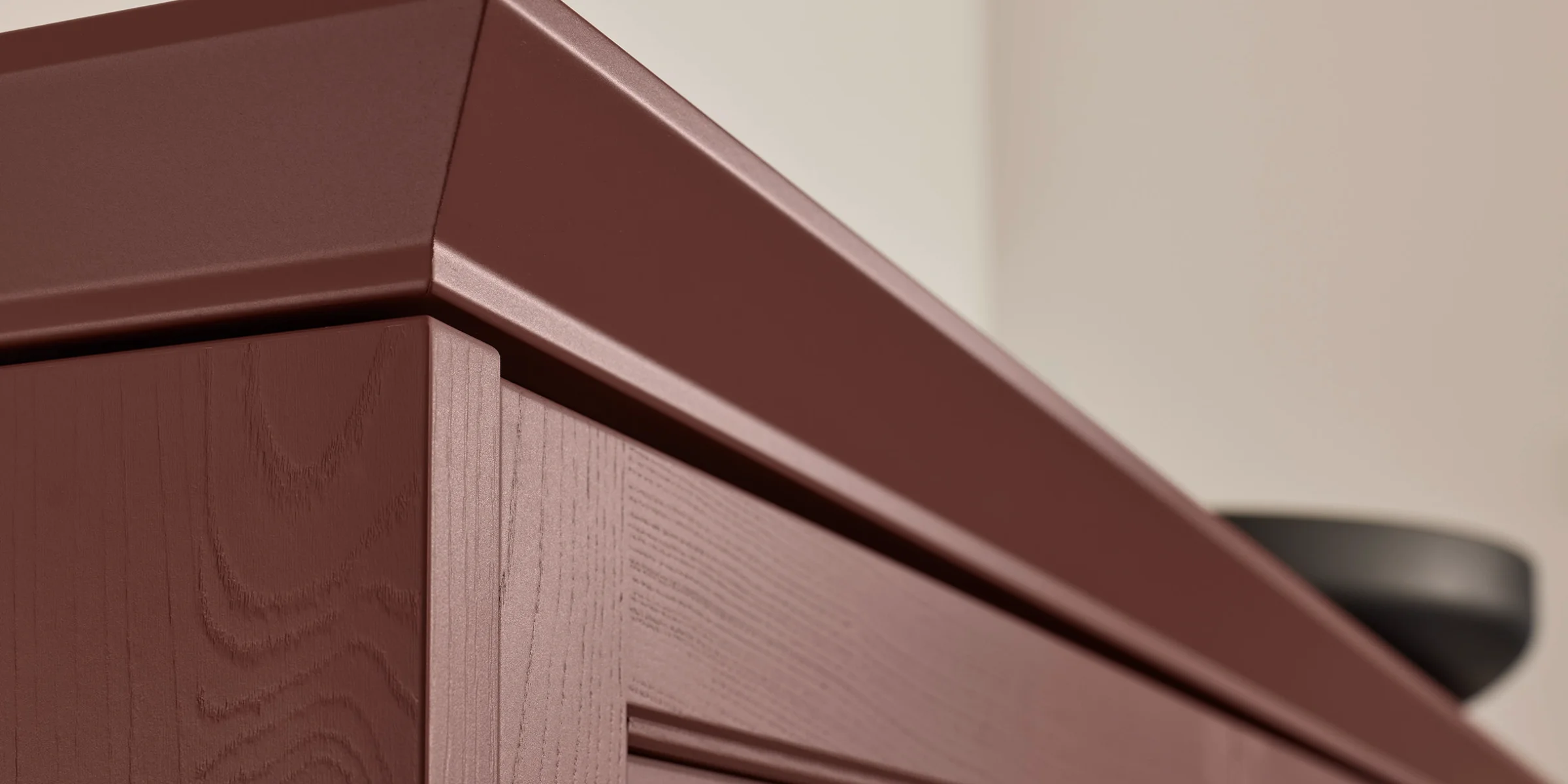 Armario de cocina con superficie marrón y textura de madera, parte de Nolte Cocina.