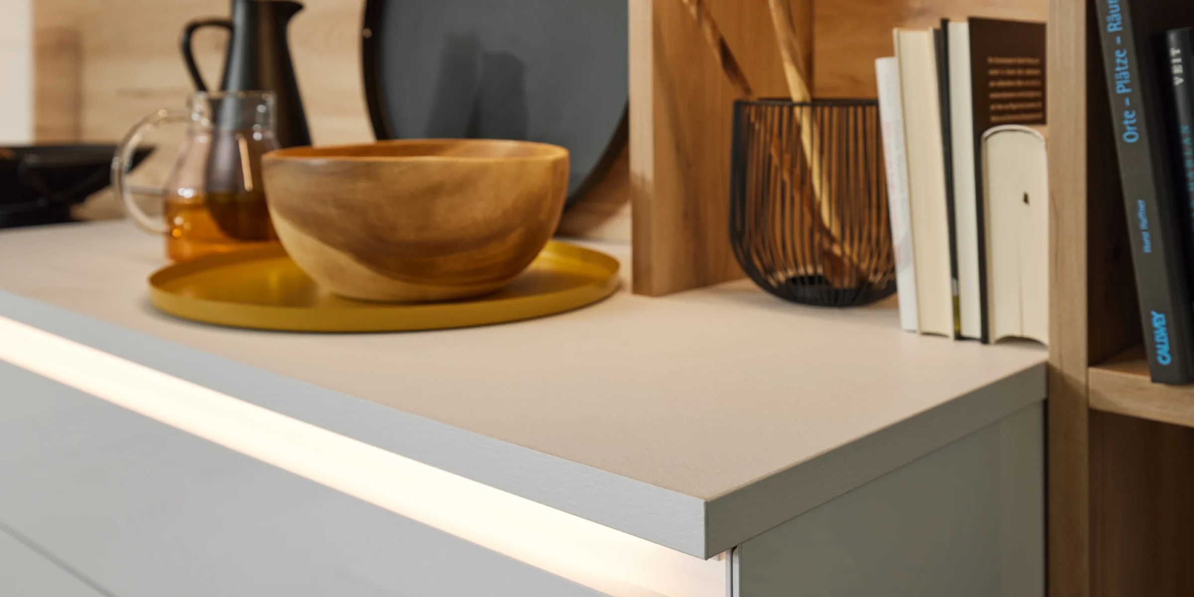 Eine moderne Küchenarbeitsplatte mit Dekoration in einem stilvollen Design von Nolte Küchen.