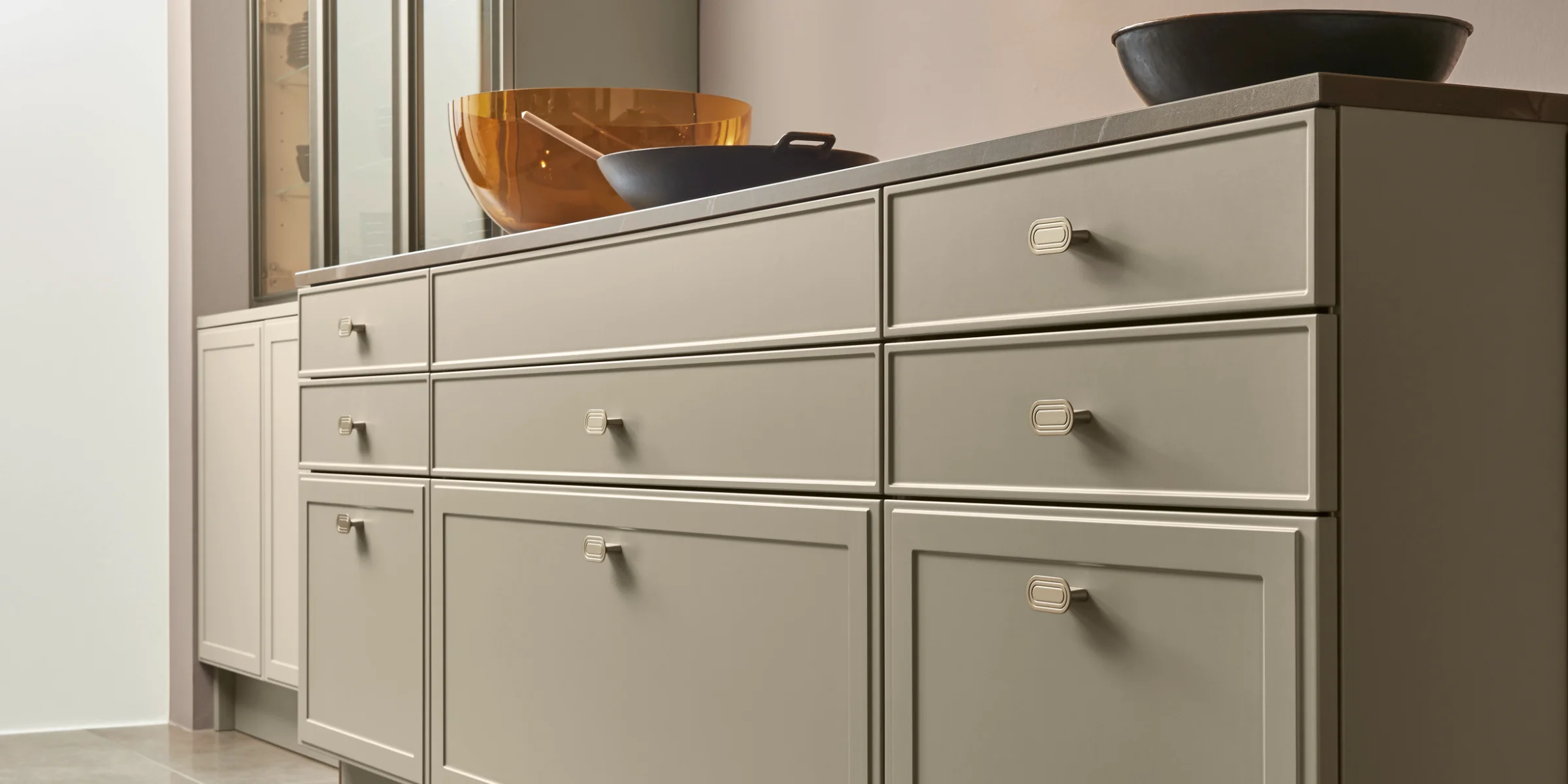 Eine moderne Küche mit hellen Schränken und glänzendem Boden, Nolte Küchen.