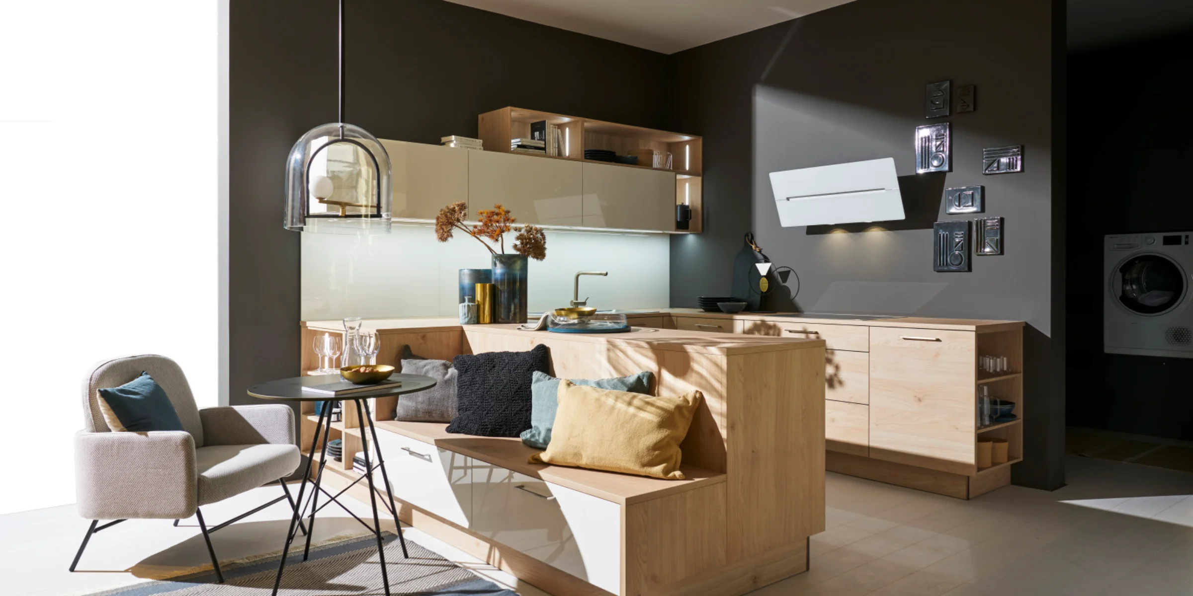 Eine moderne Küche mit Holzelementen und stilvoller Dekoration von Nolte Küchen.