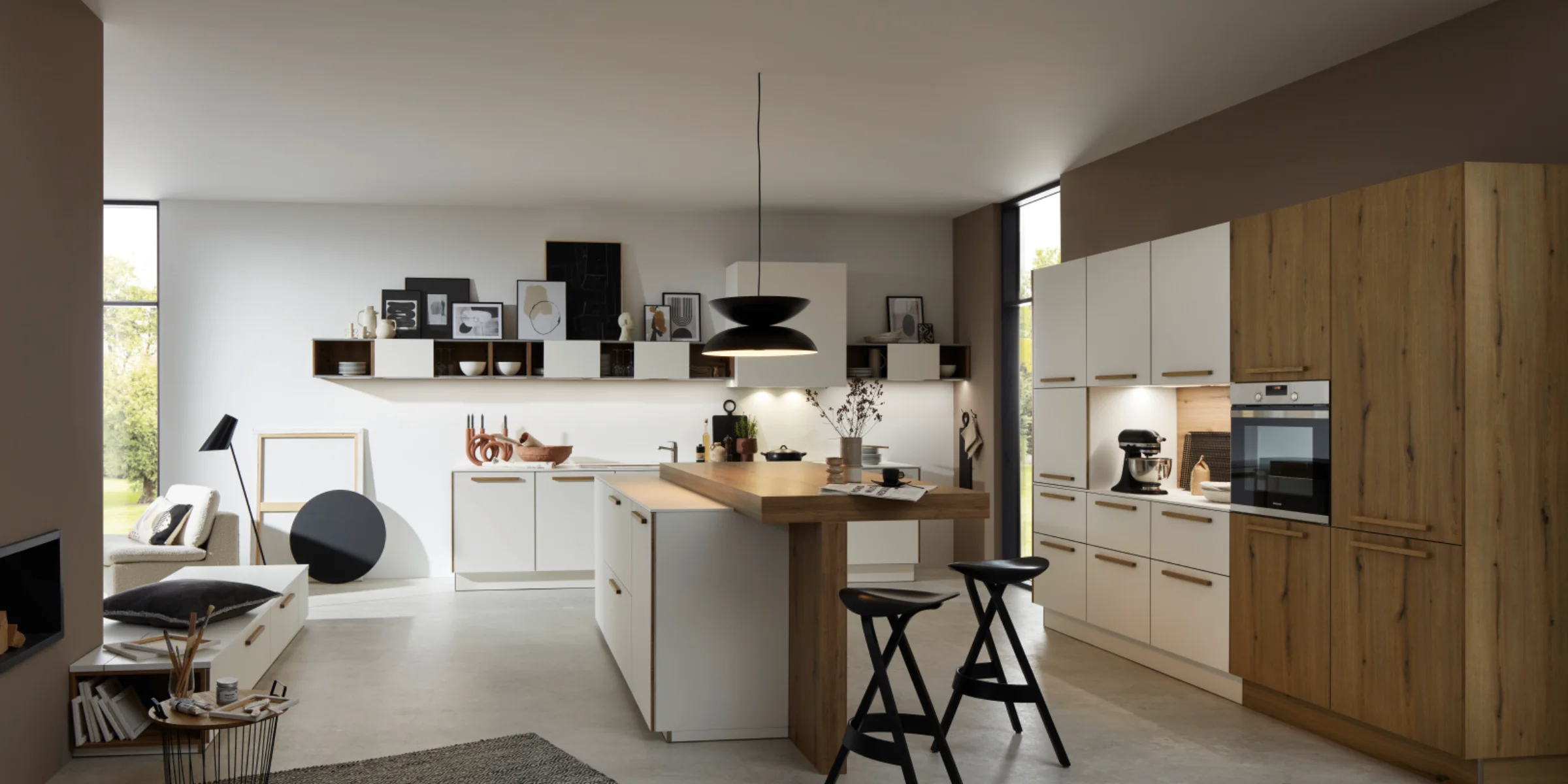 Eine moderne Küche mit Holz- und Weißtönen, zentralem Inselblock und Dekorationen. Nolte Küchen.