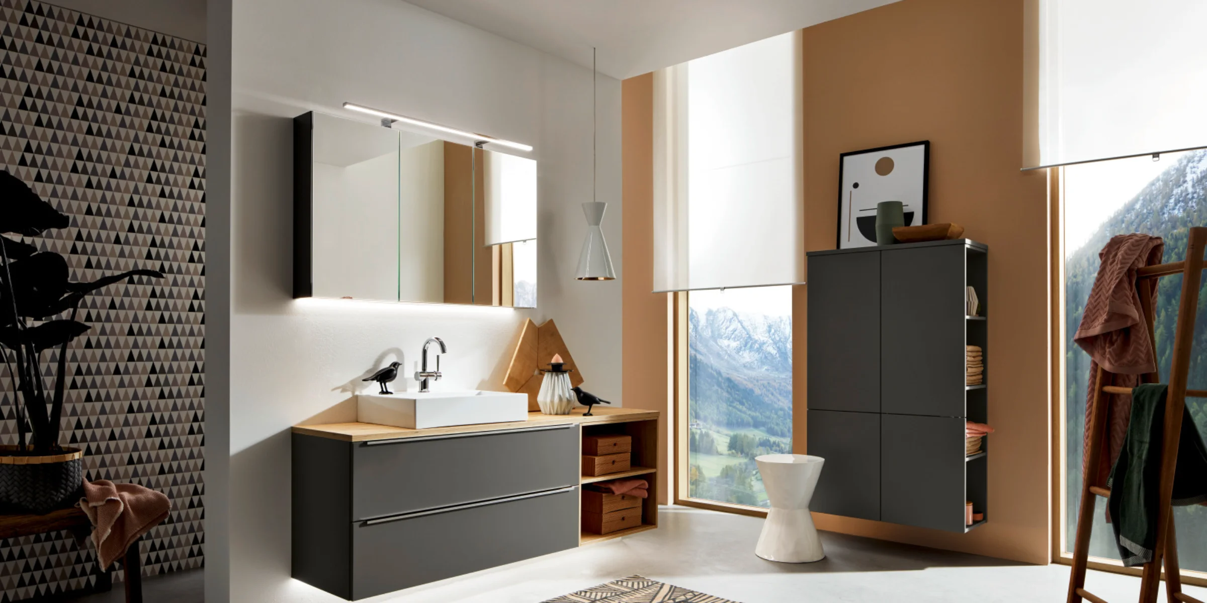 Ein modernes Badezimmer mit Bergblick und eleganten Möbeln von Nolte SPA.