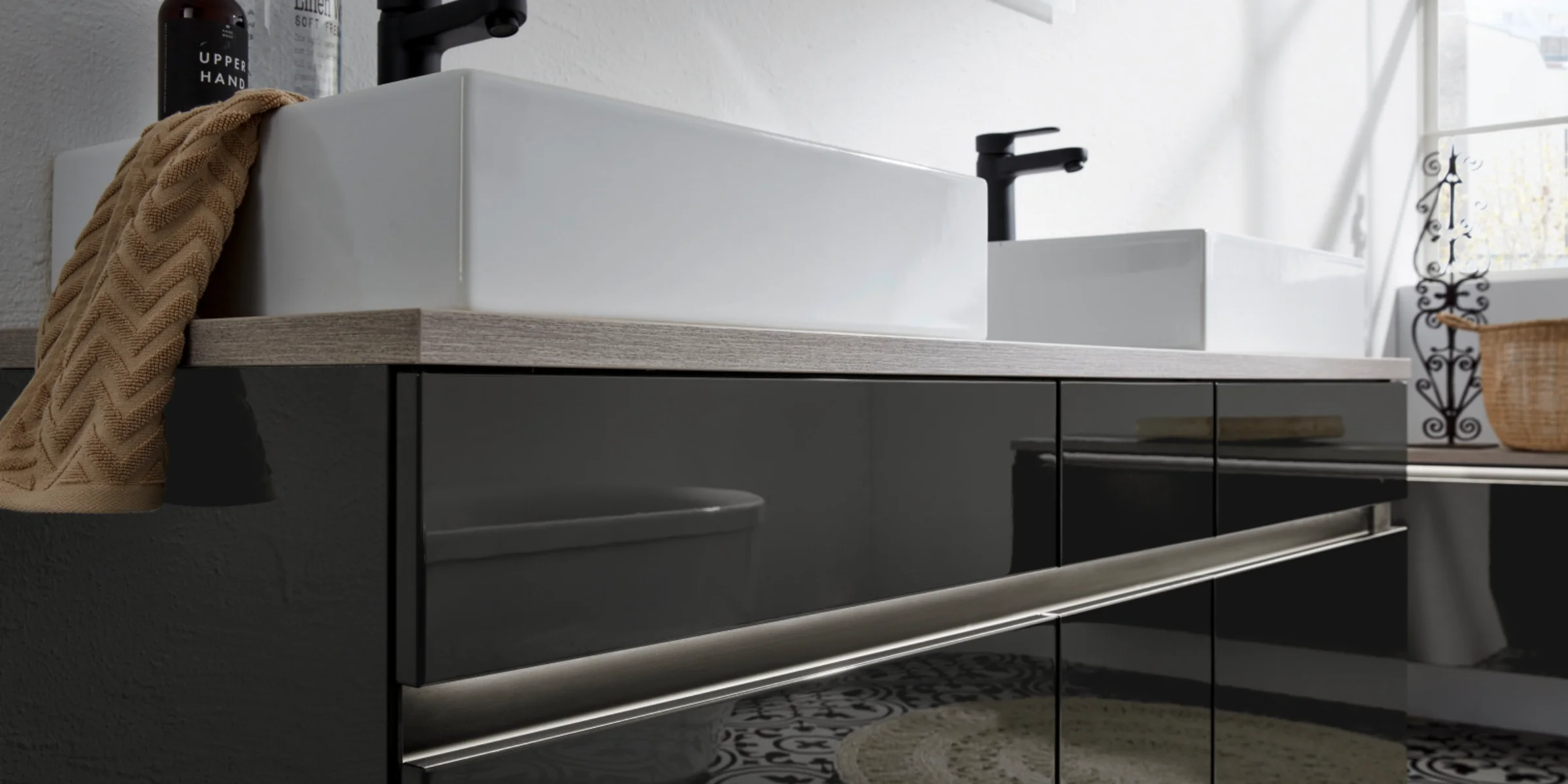 Ein modernes Badezimmer mit zwei Waschbecken und stilvollem Design, Nolte SPA.