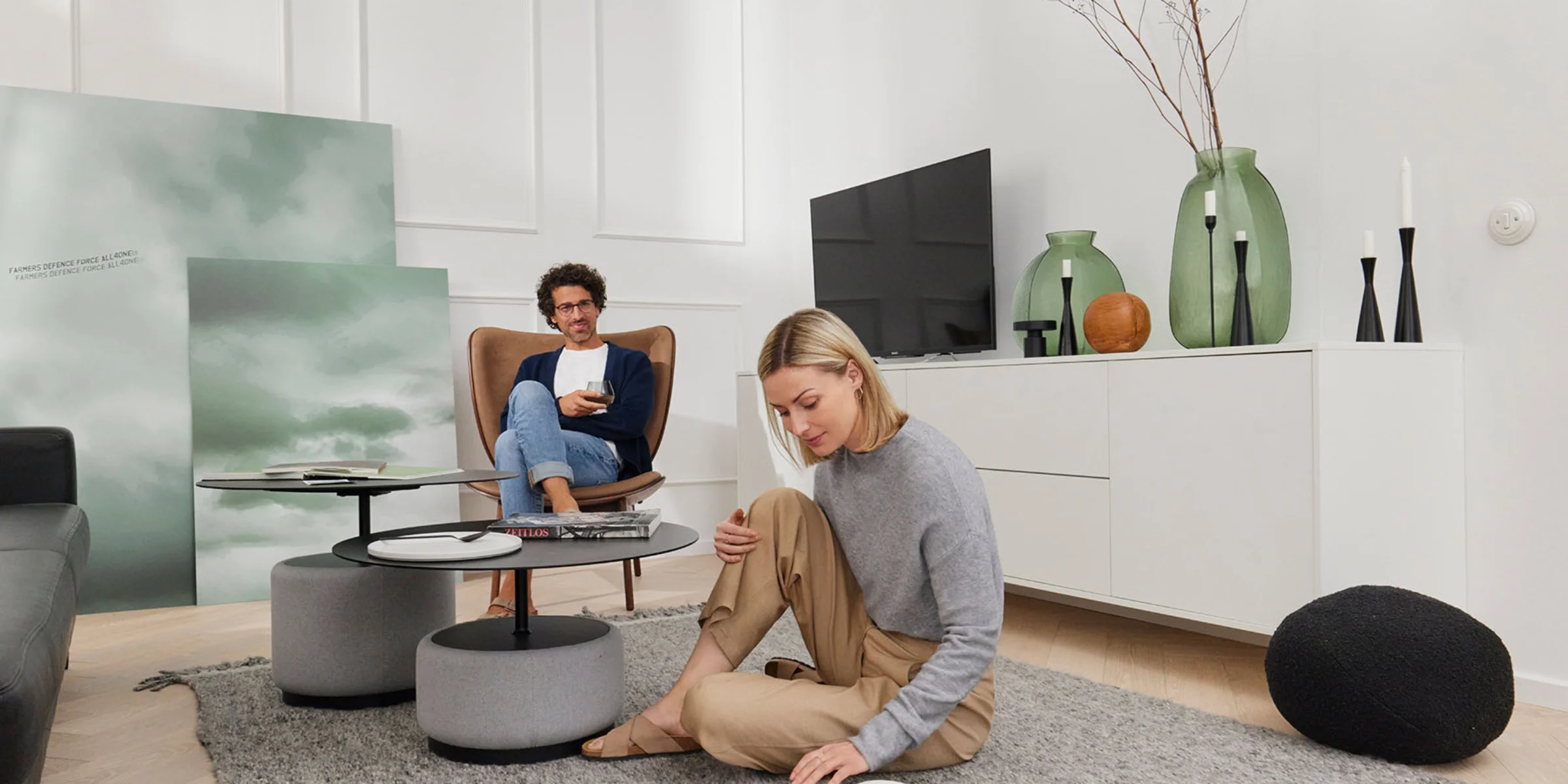 Una pareja se relaja en una elegante sala de estar con muebles modernos de Nolte Living.