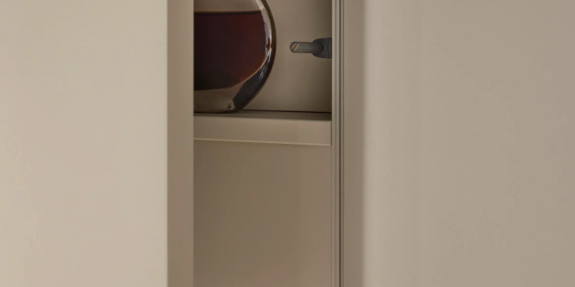 Ein Küchenschrank mit Glaskaraffe und Vorratsgläsern. Nolte Küchen.