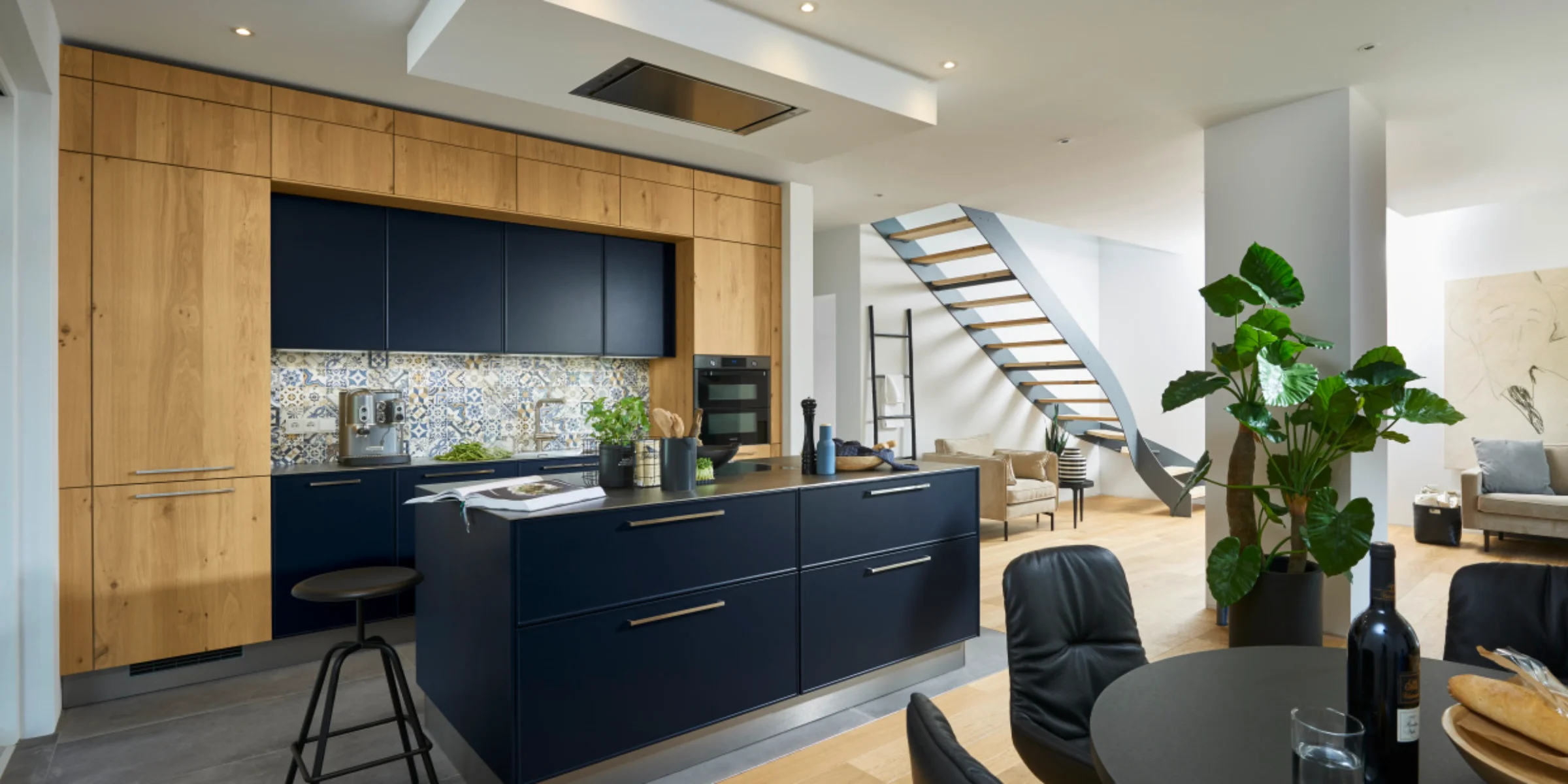 Eine moderne Küche mit Holzelementen und blauen Schränken, Nolte Küchen.