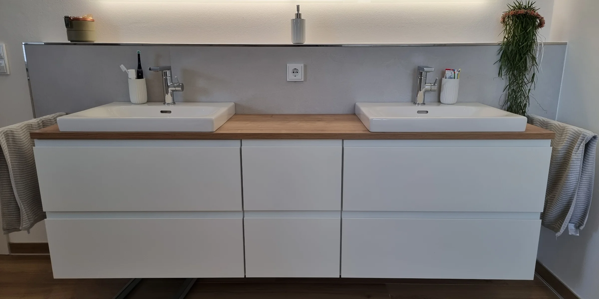 Salle de bain moderne avec double vasque et grands miroirs, conçue par Nolte SPA.