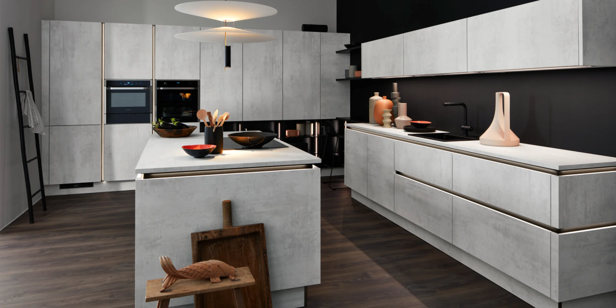 Moderne Nolte Inselküche STONE in Beton Weiß und griffloser MatrixArt Planung