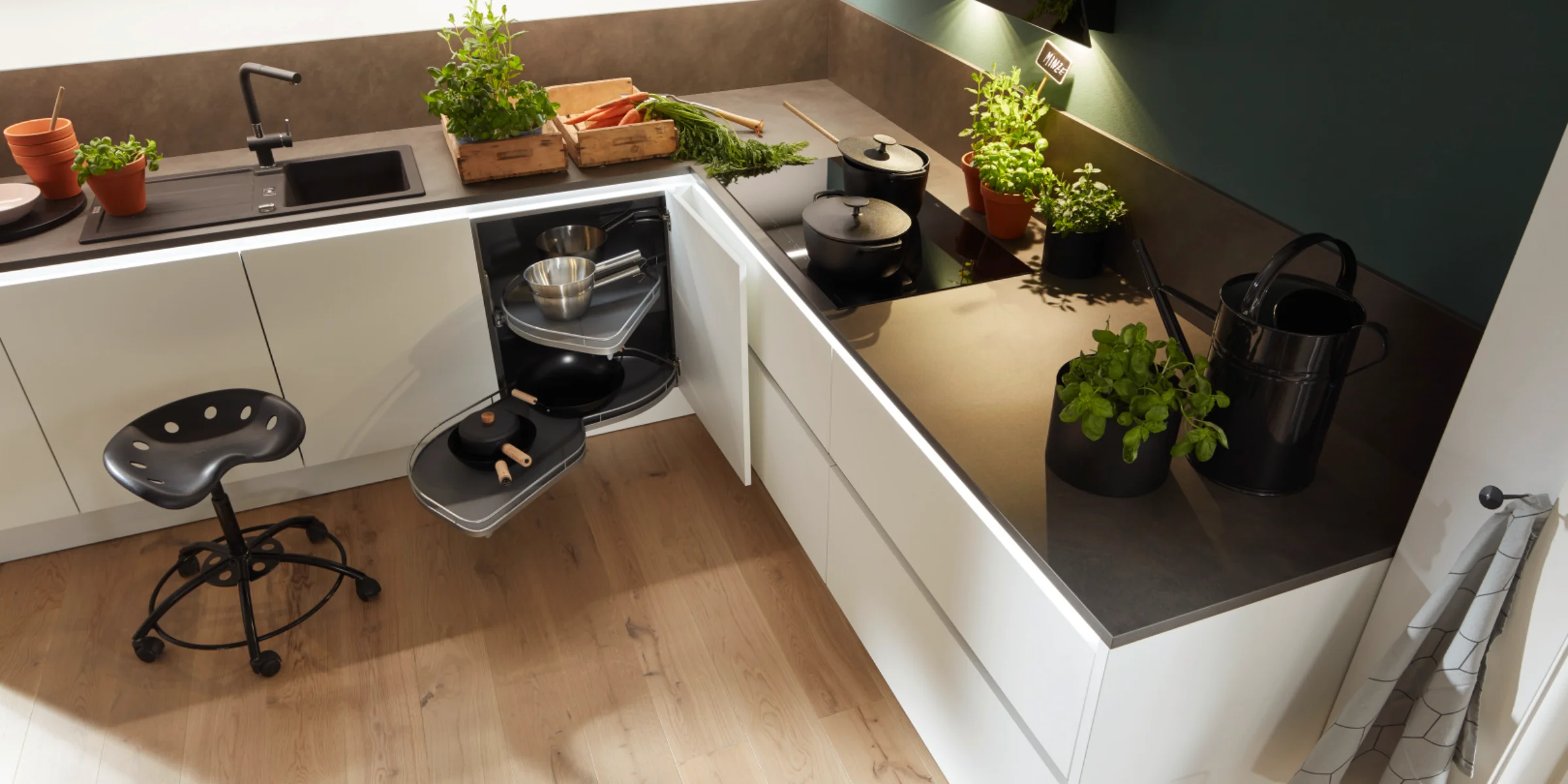 Hochschrank mit Auszugssystem im modernen Küchenraum, ausgestattet mit Fronten aus dem Nolte Küchen Frontenprogramm Soft Lack in der Ausführung Weiß Softmatt. Der Schrank beinhaltet einen integrierten Backofen sowie einen seitlich herausziehbaren Vorratsschrank mit Metallkörben, ideal zur Aufbewahrung von Lebensmitteln. Die matte, grifflose Front sorgt für ein minimalistisches, elegantes Design in zeitgemäßem Ambiente.