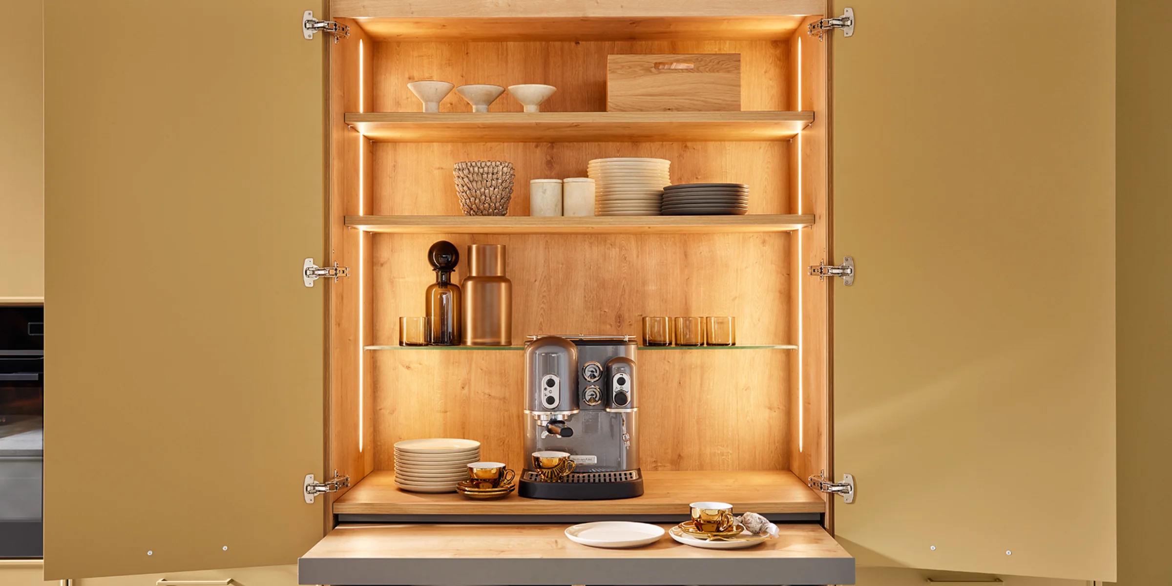 Ein offener Küchenschrank mit Geschirr und Kaffeemaschine. Nolte Küchen.