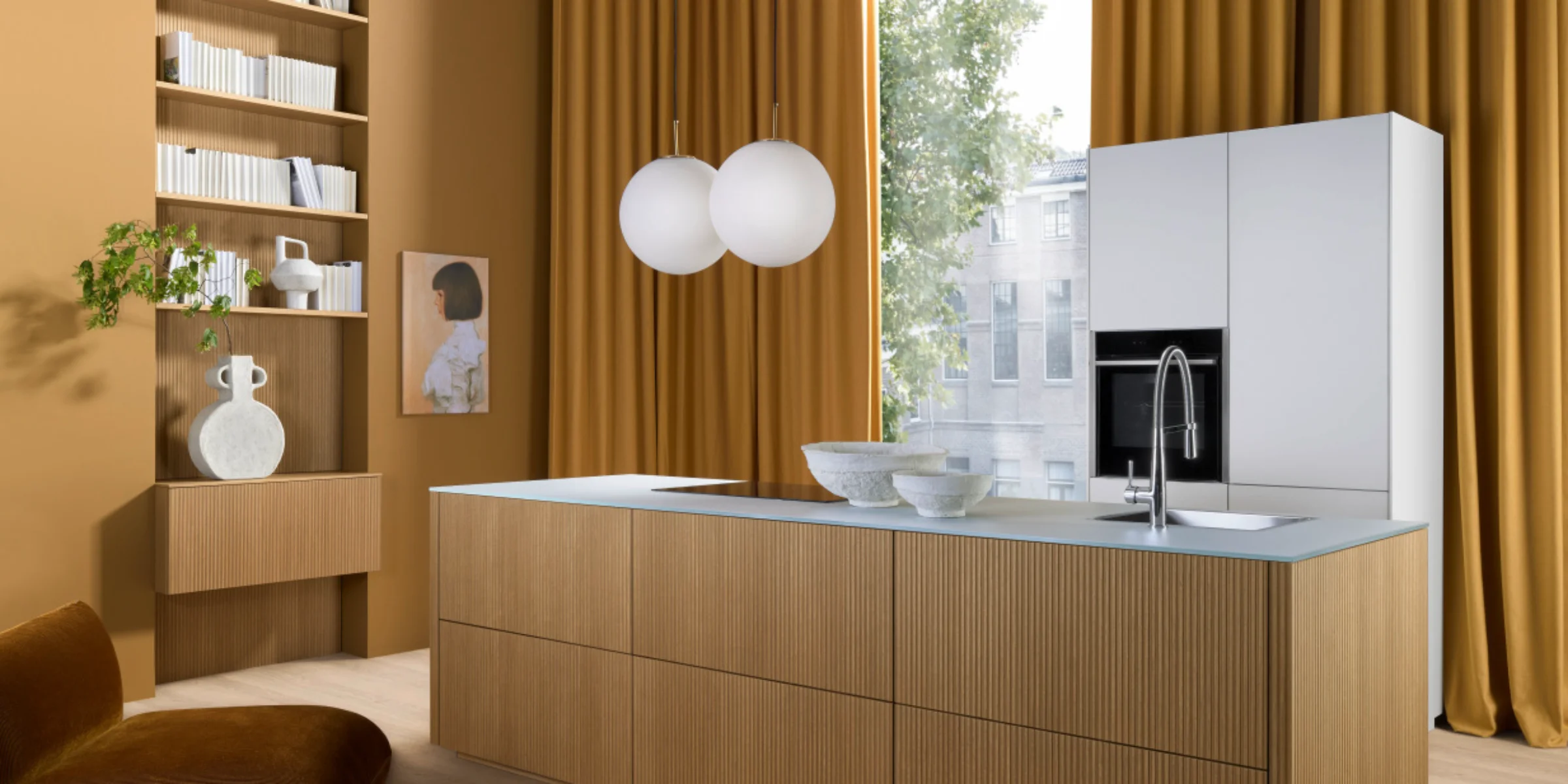 Nolte Küchen: Moderne Küche mit Holzfronten, Kochinsel und großen Fenstern vor senfgelben Vorhängen.