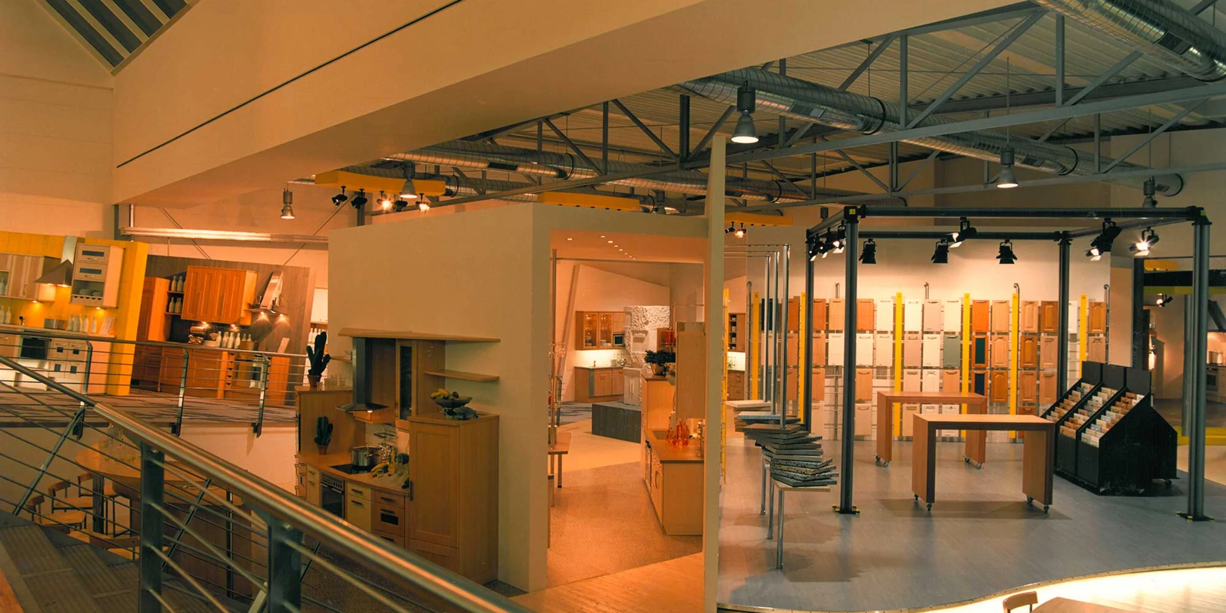 Ein geräumiger Ausstellungsraum mit verschiedenen Küchenmodellen von Nolte Küchen.