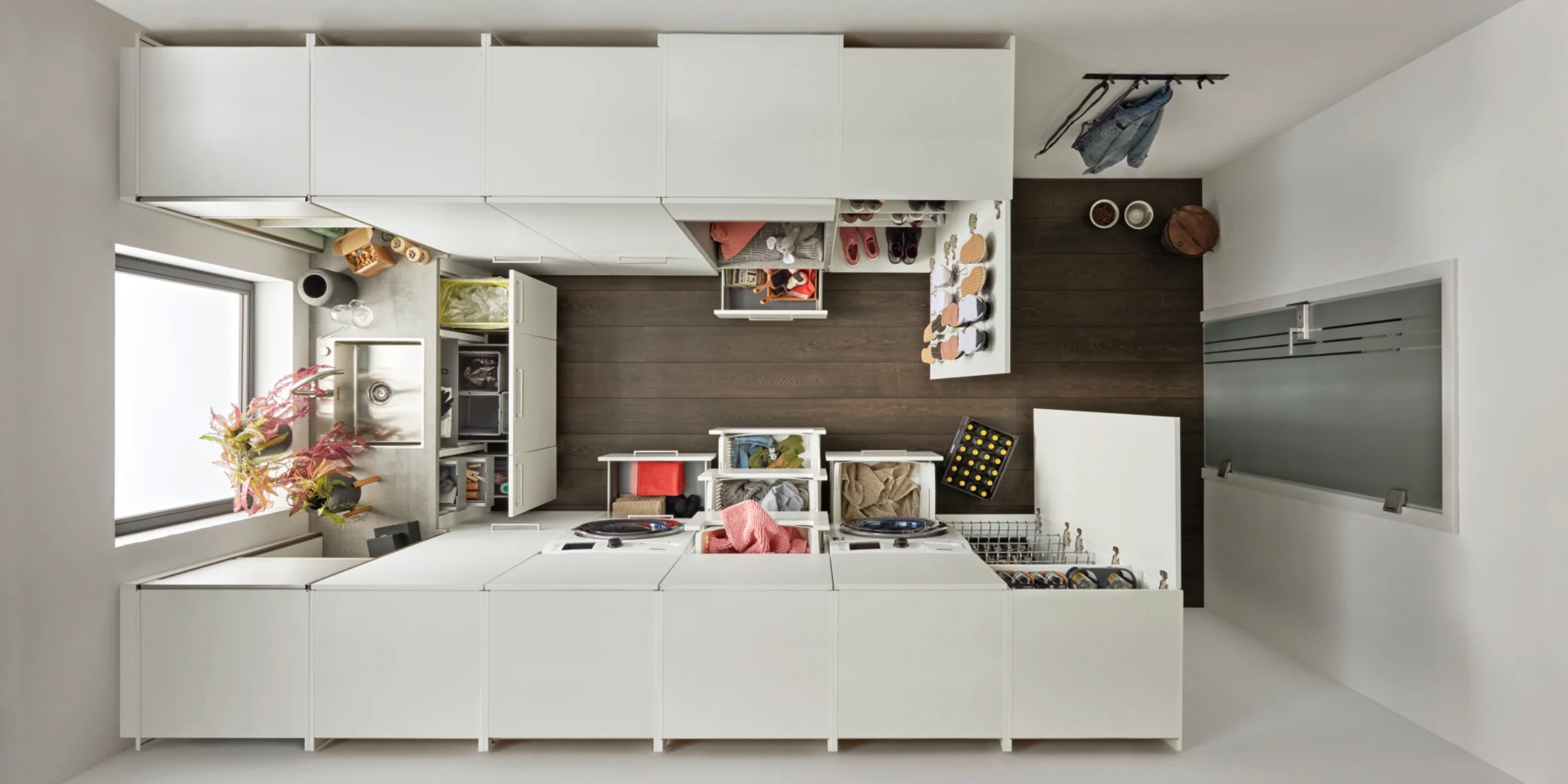 Hauswirtschaftsraum von Nolte mit dem Frontenprogramm FEEL in Weiß Softmatt, durchdacht geplant für maximale Stauraumnutzung, ergonomische Abläufe und optimale Organisation – inklusive Waschmaschine, Spüle und cleverem Ordnungssystem.