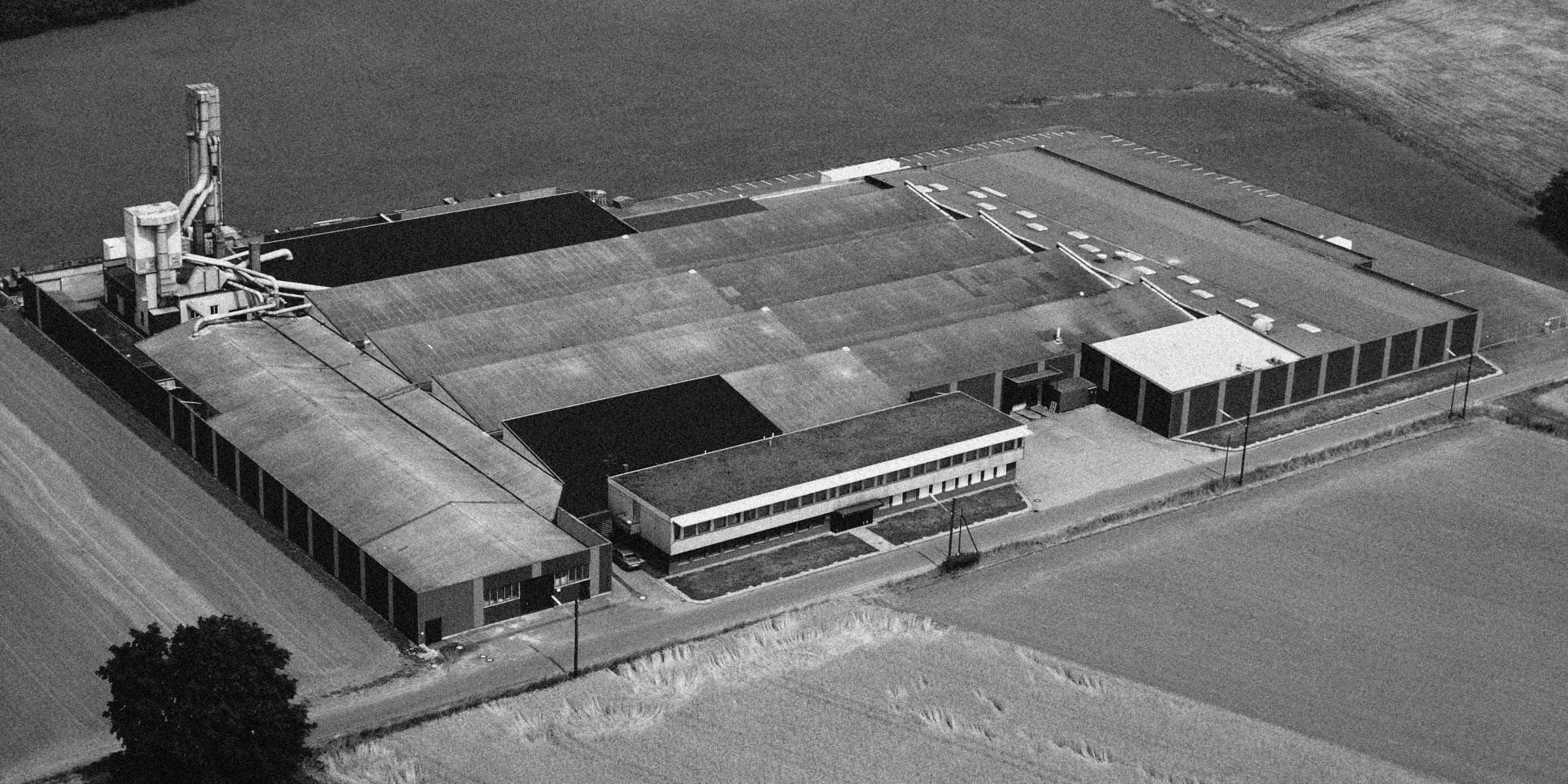 Eine große Fabrikanlage umgeben von Feldern, in der Nolte Produkte hergestellt werden.