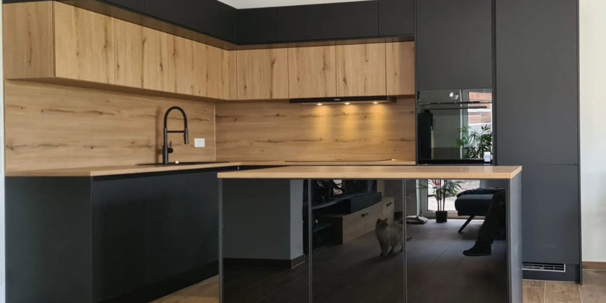 Een moderne keuken met donkere en houten fronten en een kookeiland van Nolte Kitchen.