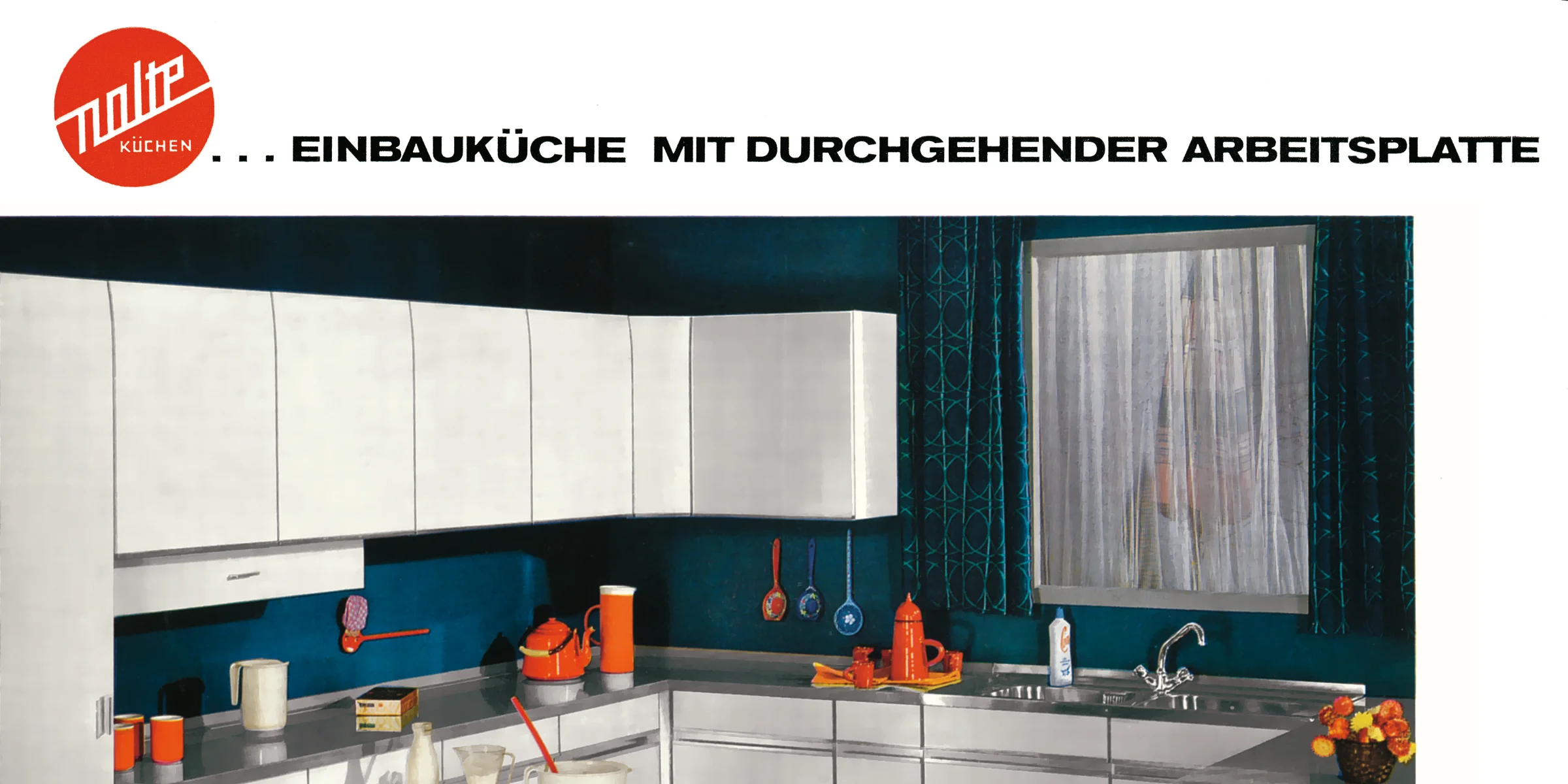 Eine moderne Küche mit heller Einrichtung und Obstkorb, präsentiert von Nolte Küchen.