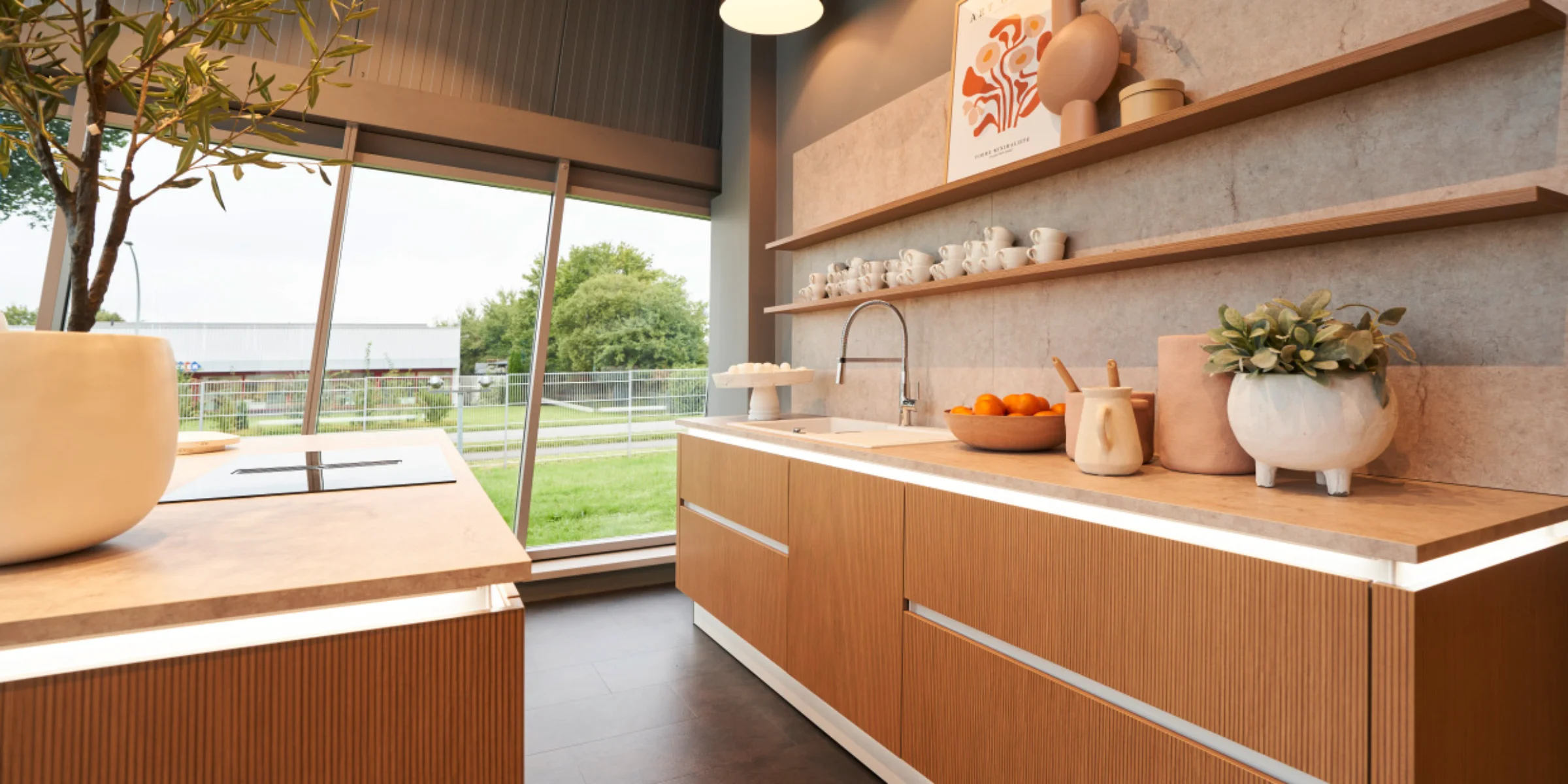 Moderne Küche mit Holzfronten, Obstschale und Dekoration auf den Regalen. Express Küchen.