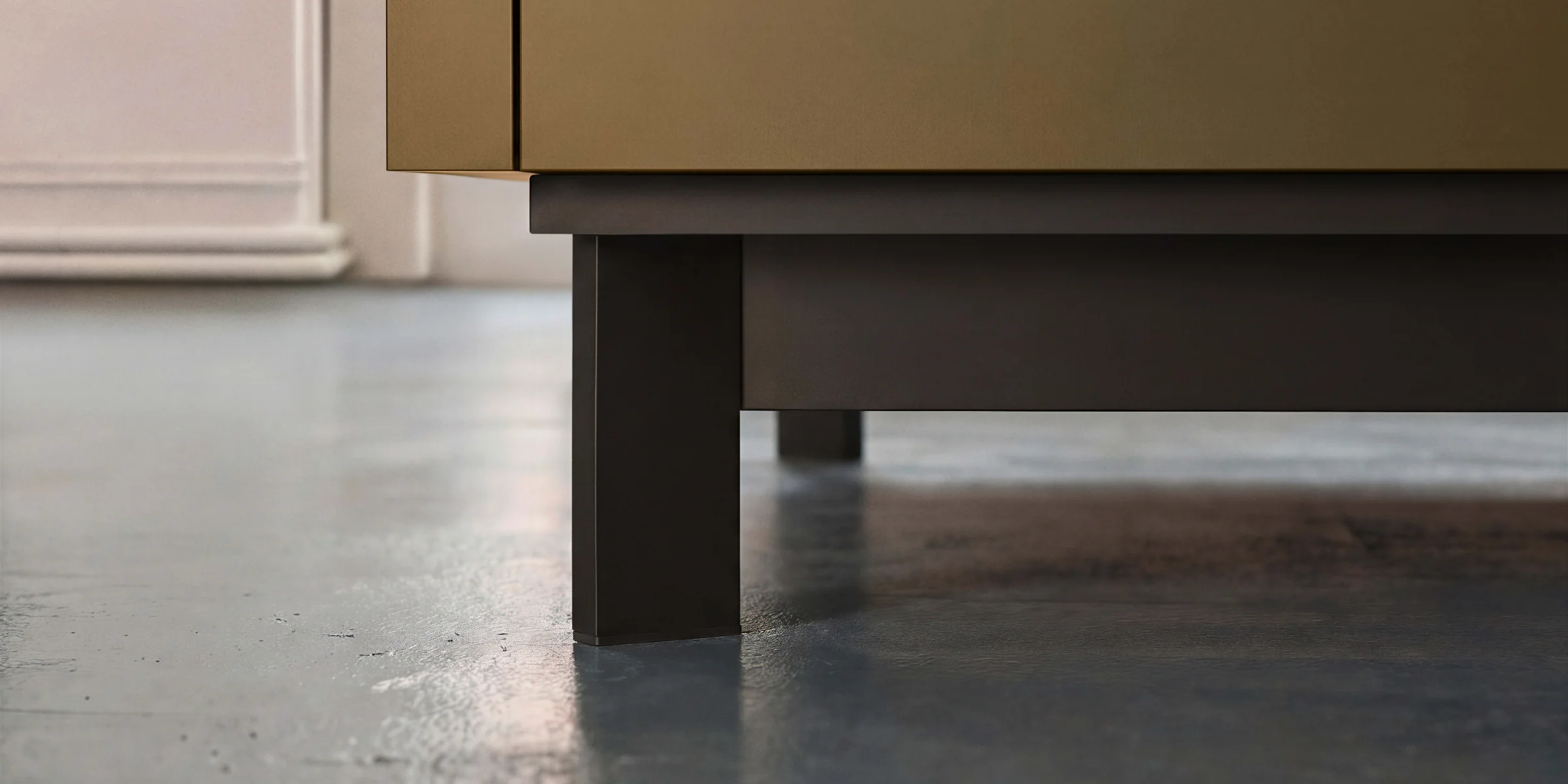 Ein Küchenschrank mit modernem Design steht auf einem glänzenden Boden. Nolte Küchen.
