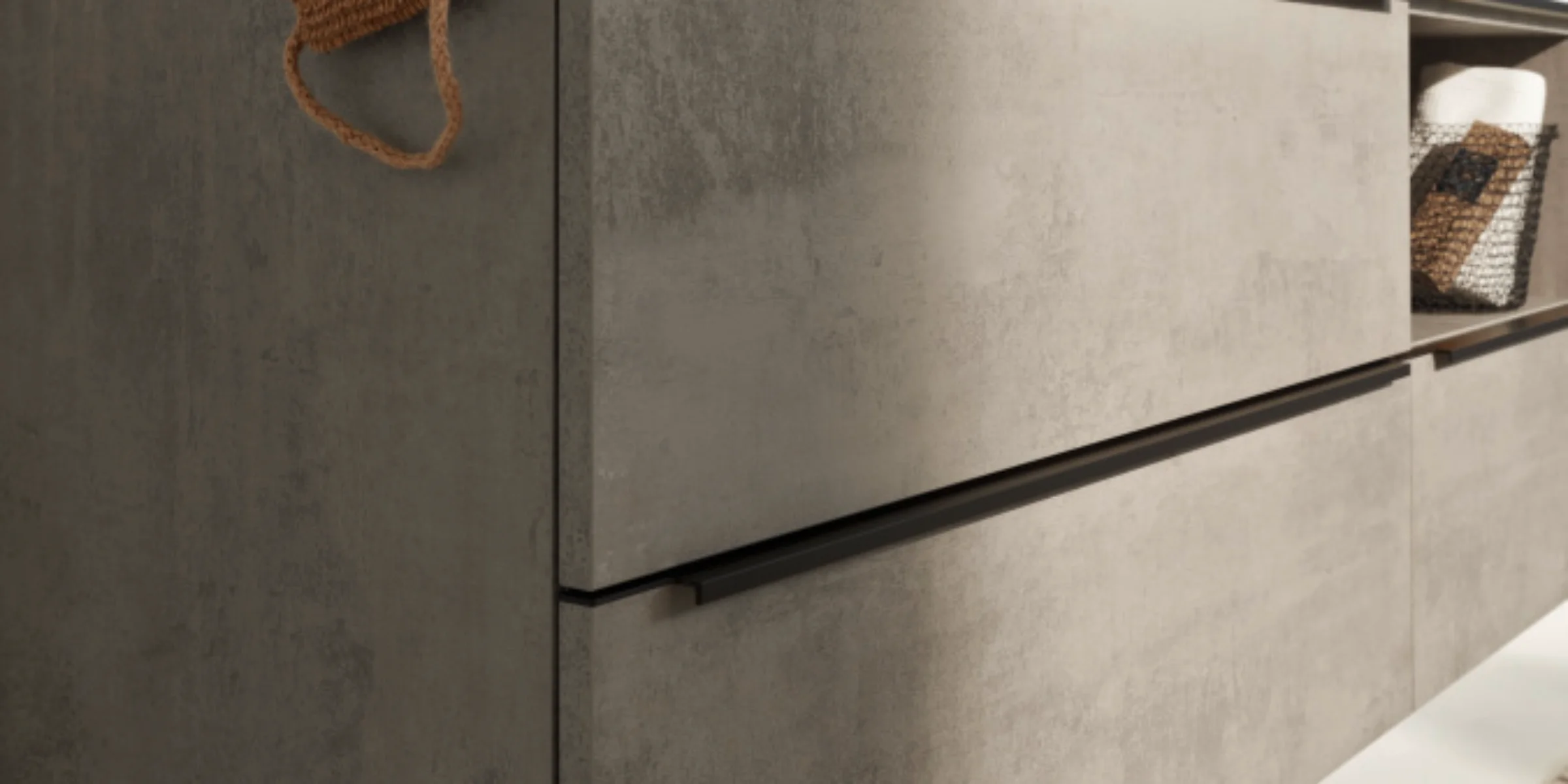 Ein modernes Badezimmer mit grauem Waschbecken und Dekorationen, Nolte SPA.