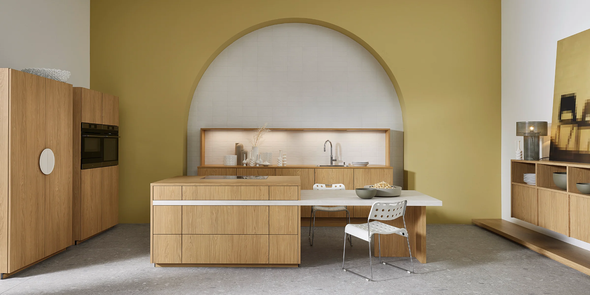 Eine moderne Küche mit Holzfronten und Kochinsel vor einer olivgrünen Wand, Nolte Küchen.