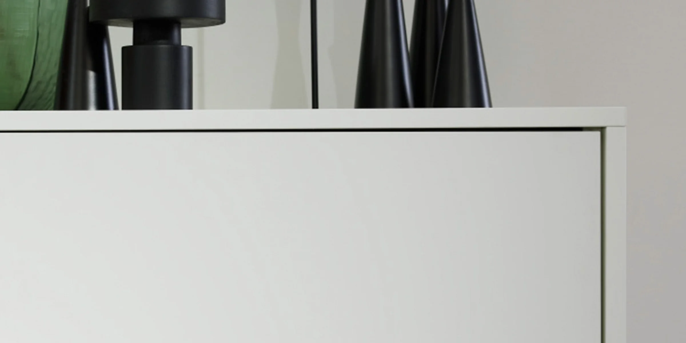 Ein modernes Sideboard mit Dekoration, im Stil von Nolte Living.