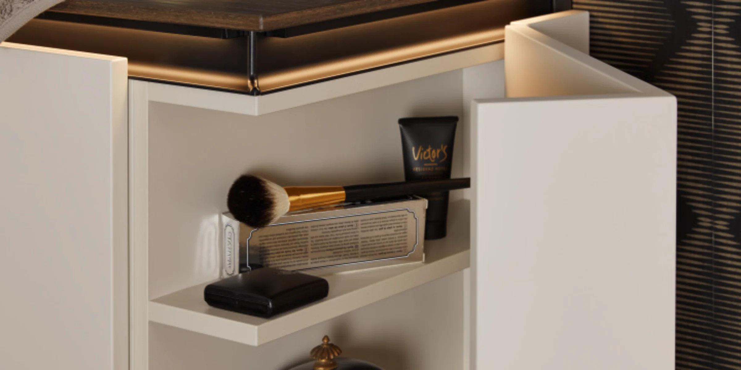 Ein modernes Badezimmerregal mit Kosmetikartikeln, Teil des Nolte SPA Designs.