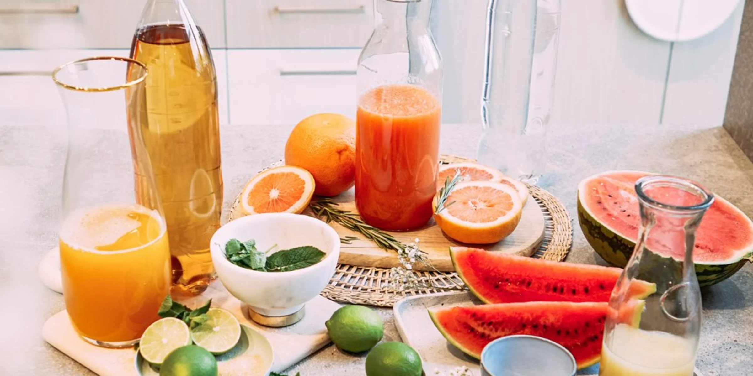 Frische Säfte und Früchte auf einer Küchenarbeitsplatte, Nolte Küchen.