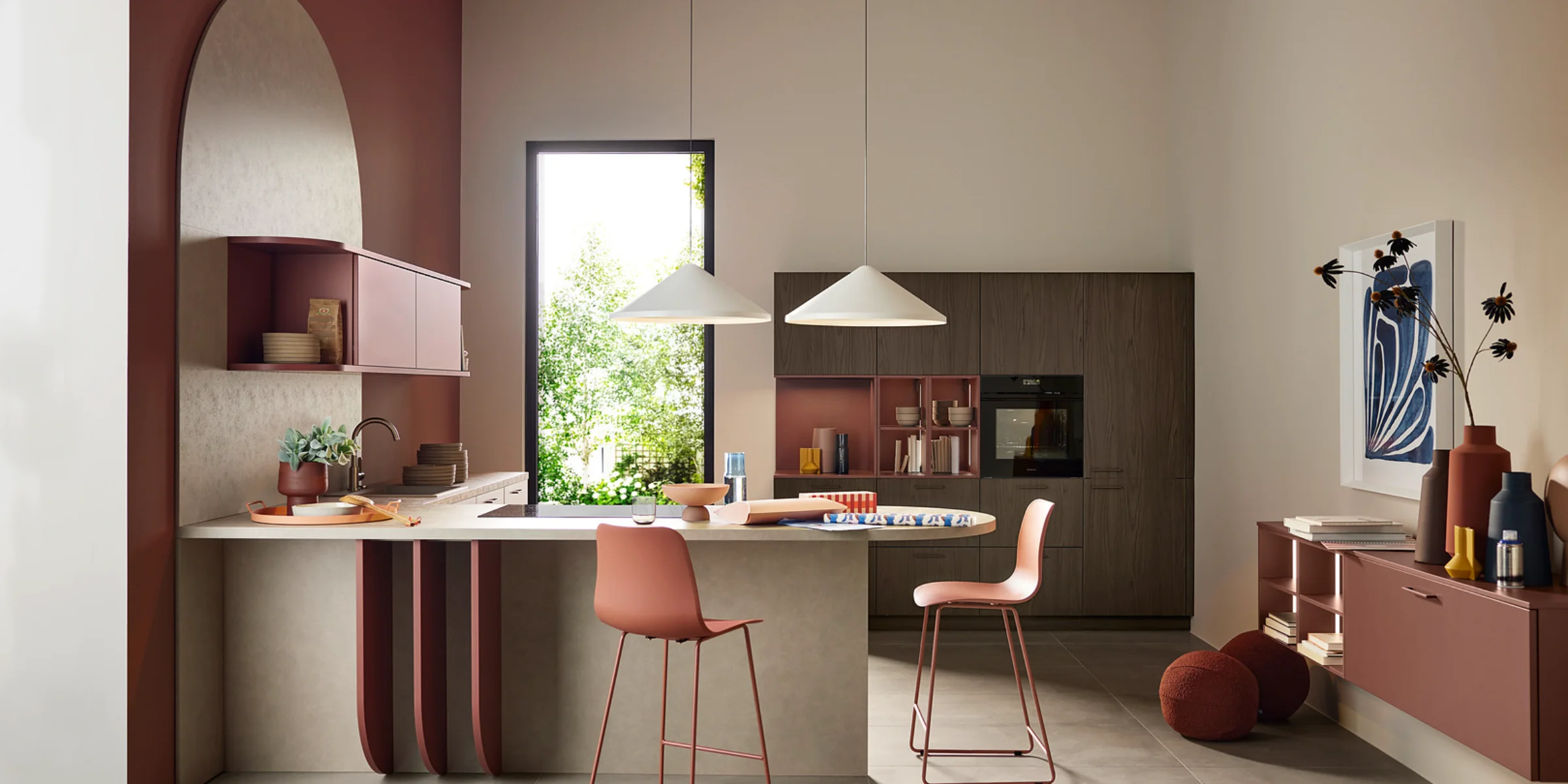 Moderne L-Küche mit Hennarot und dunkler Holzoptik