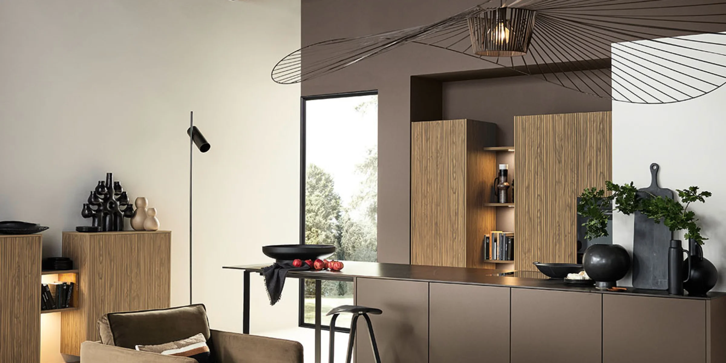 Eine moderne Küche mit Holz- und Brauntönen, stilvoll gestaltet von Nolte Küchen.