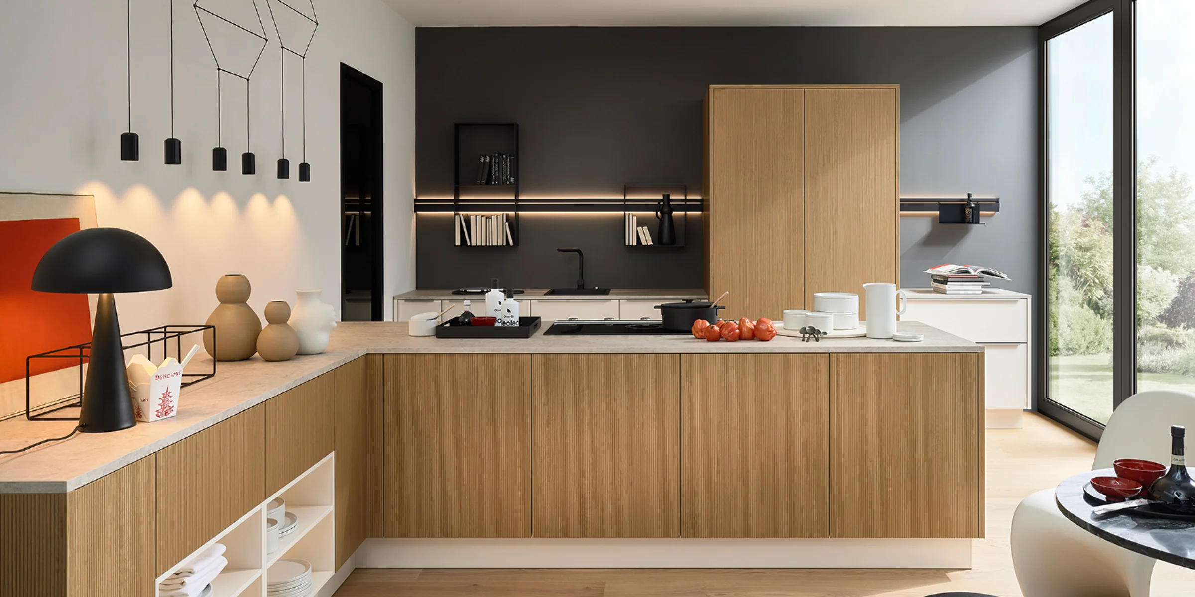 Eine moderne Küche mit Holzfronten und großen Fenstern, gestaltet von Nolte Küchen.