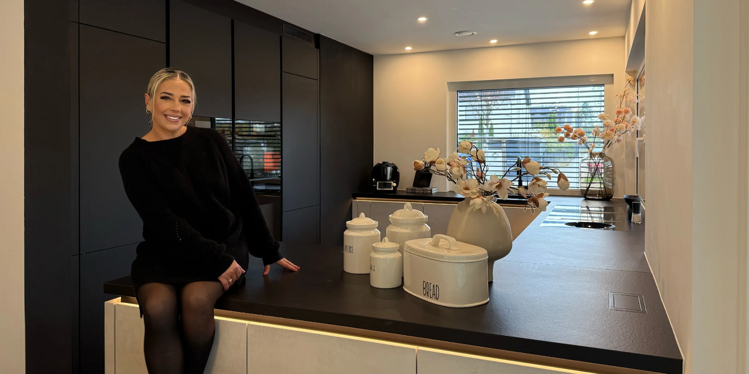 Cucina moderna con armadi scuri e decorazioni eleganti. Nolte Küchen.