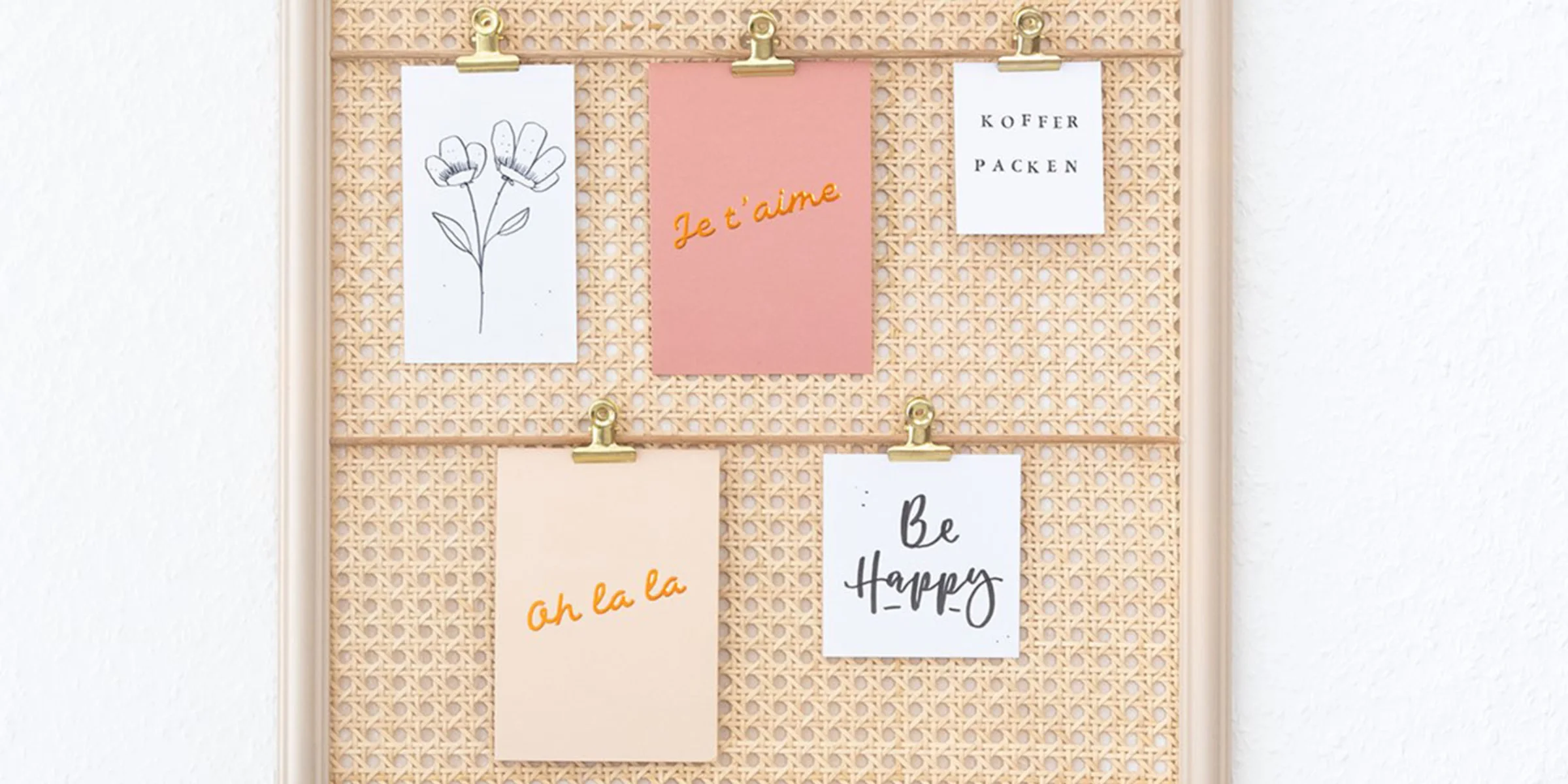 Eine Pinnwand mit vier Karten, verziert mit verschiedenen Botschaften.