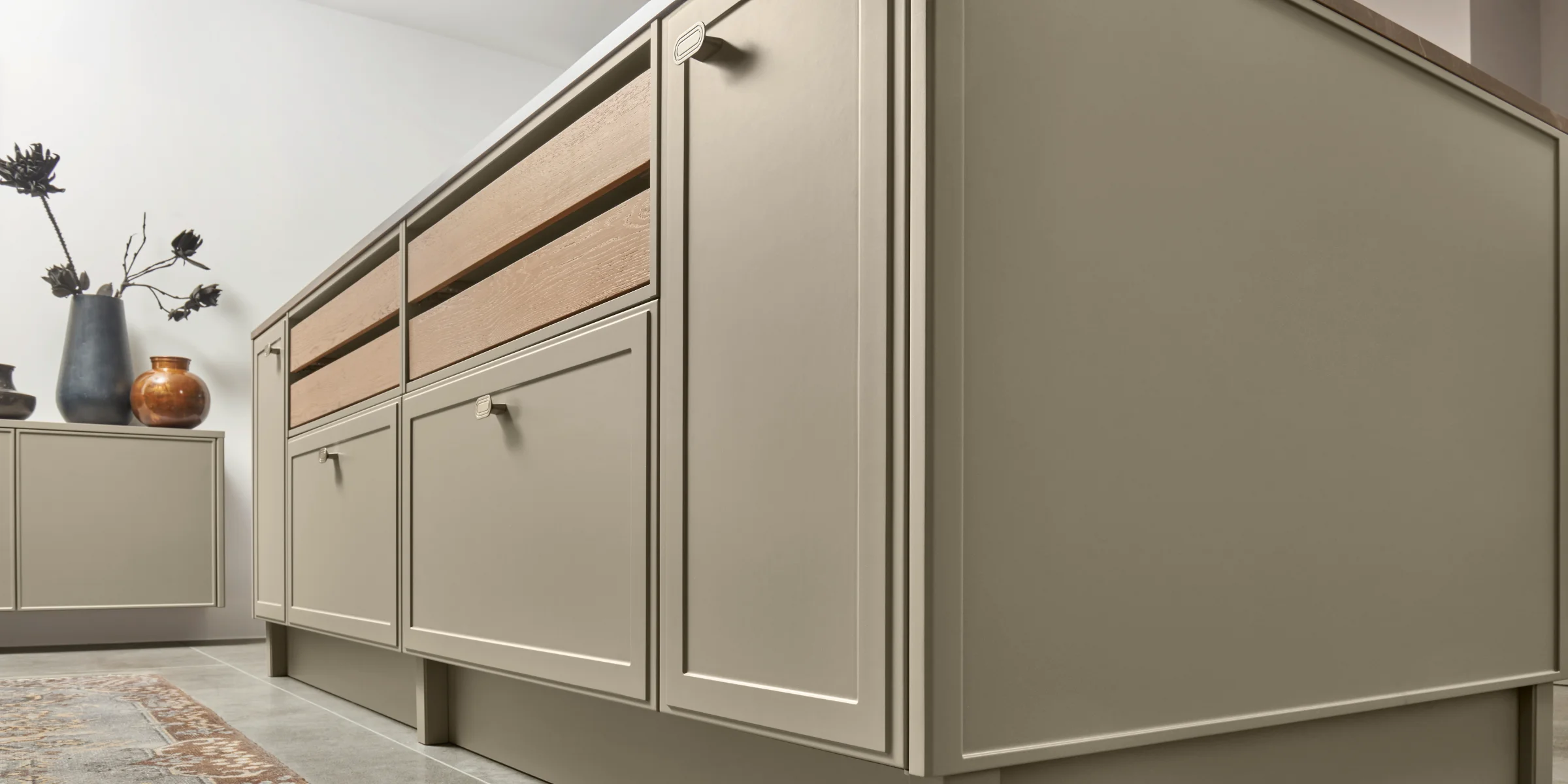 Eine moderne Küche mit eleganten Schränken und Dekoration, Nolte Küchen.