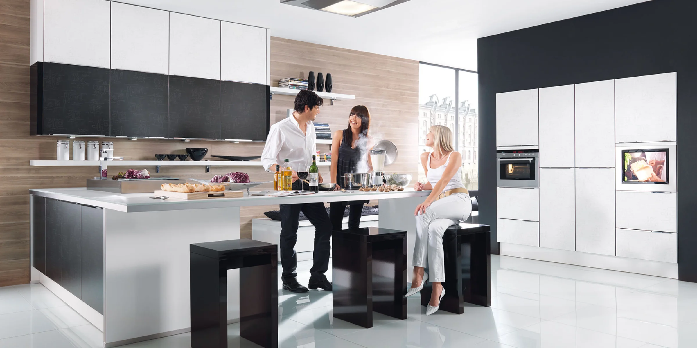 Eine moderne Küche mit Personen, die sich unterhalten, in einem stilvollen Nolte Küchen Design.