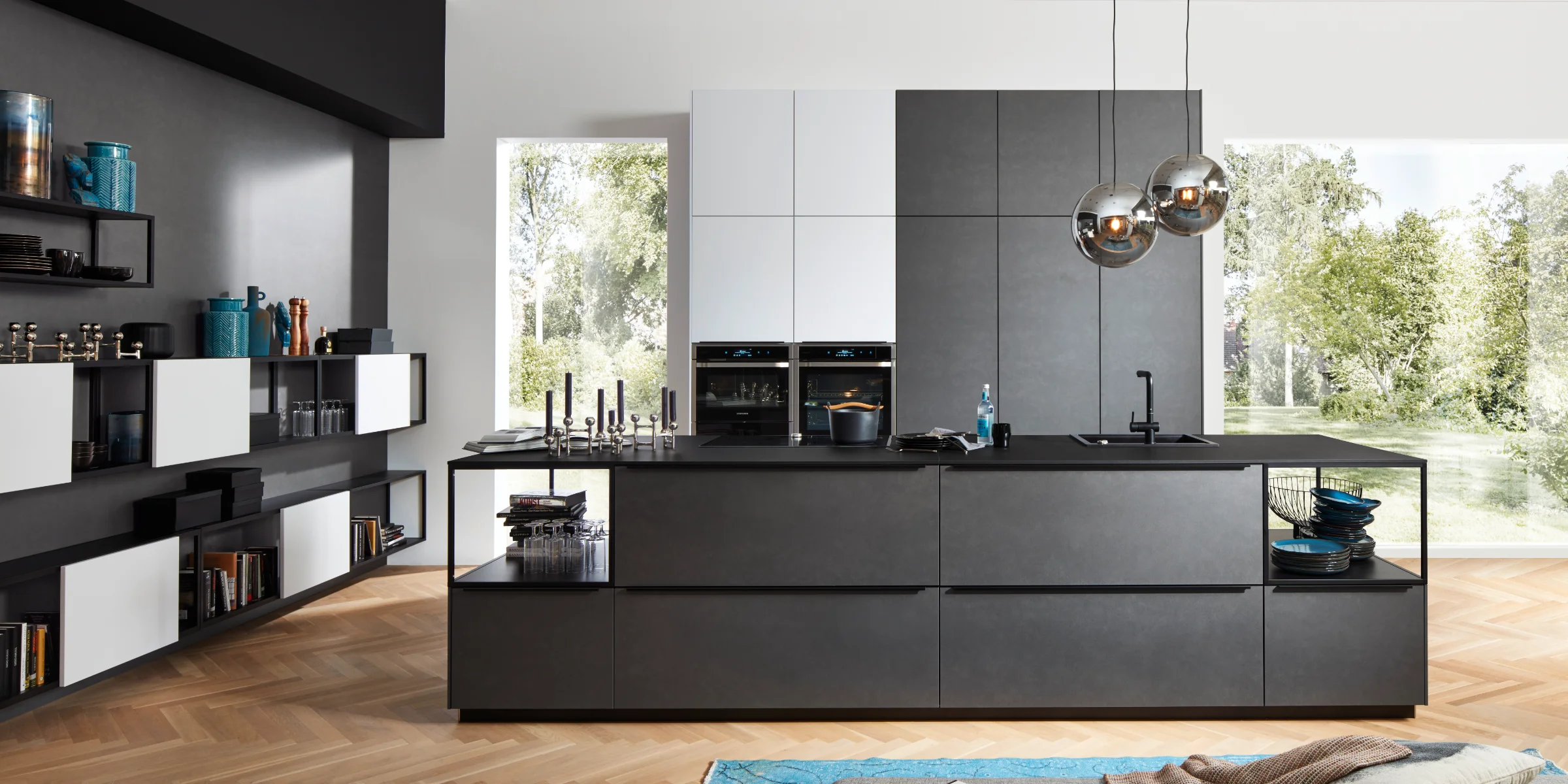 Cuisine moderne avec armoires sombres et îlot devant grandes fenêtres de Nolte Kitchen.