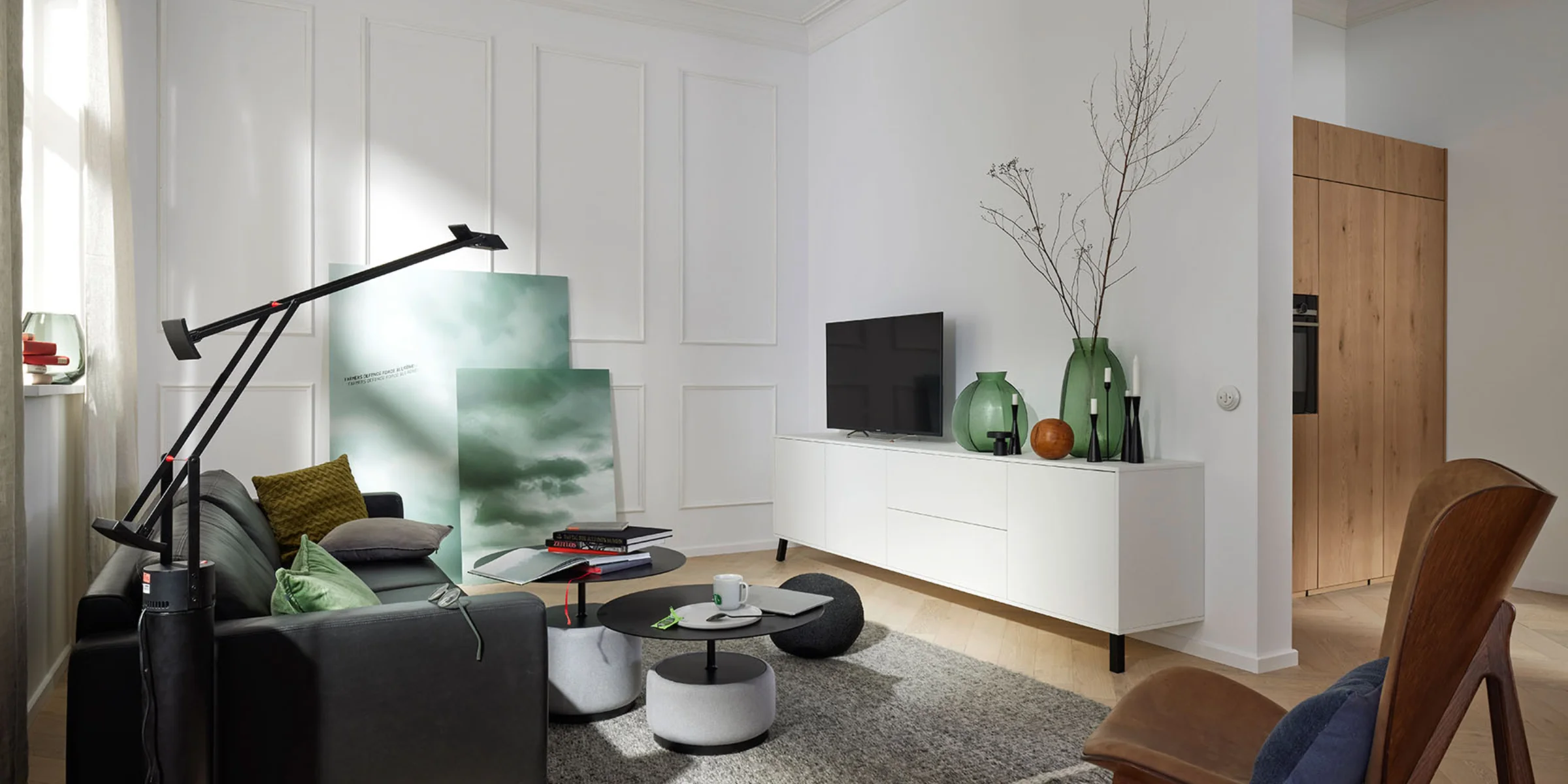 Ein stilvoll eingerichtetes Wohnzimmer mit modernen Möbeln und einem Fernseher auf einem Sideboard. Nolte Living.