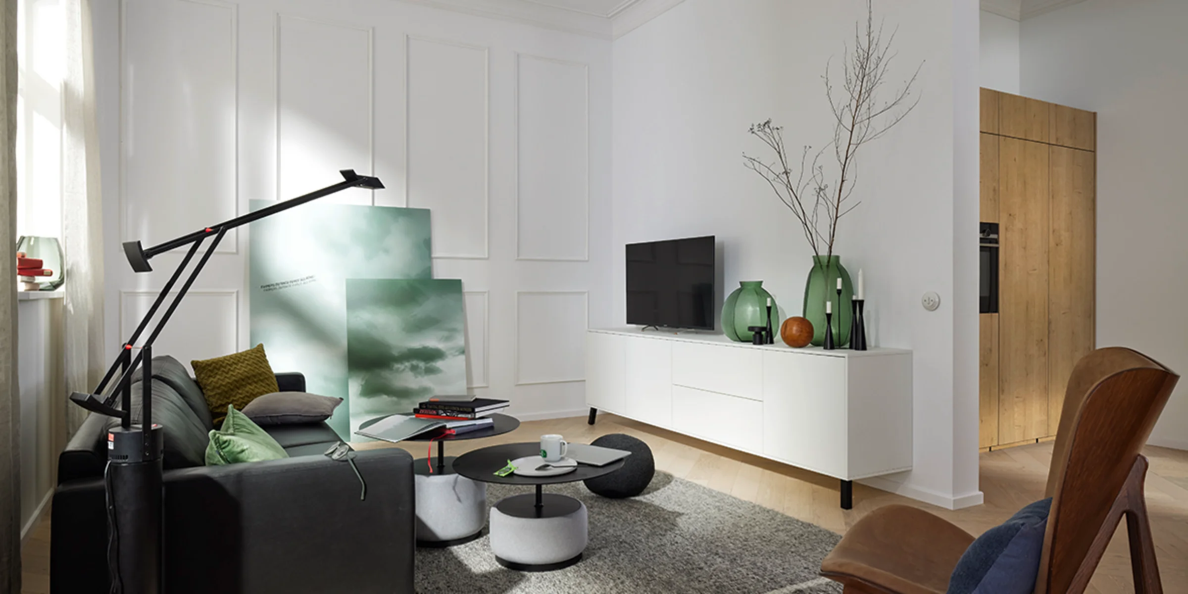 Ein stilvoll eingerichtetes Wohnzimmer mit modernen Möbeln und einem Fernseher auf einem Sideboard. Nolte Living.